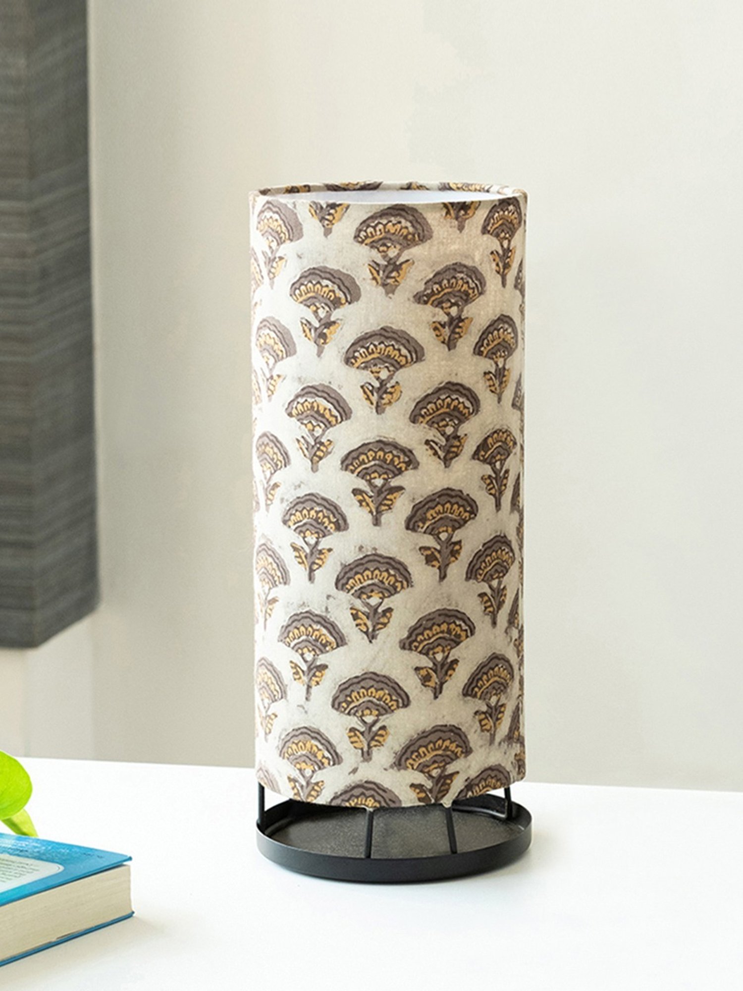 ExclusiveLane Heritage Floral Multicolor Iron Decorative Table Lamp