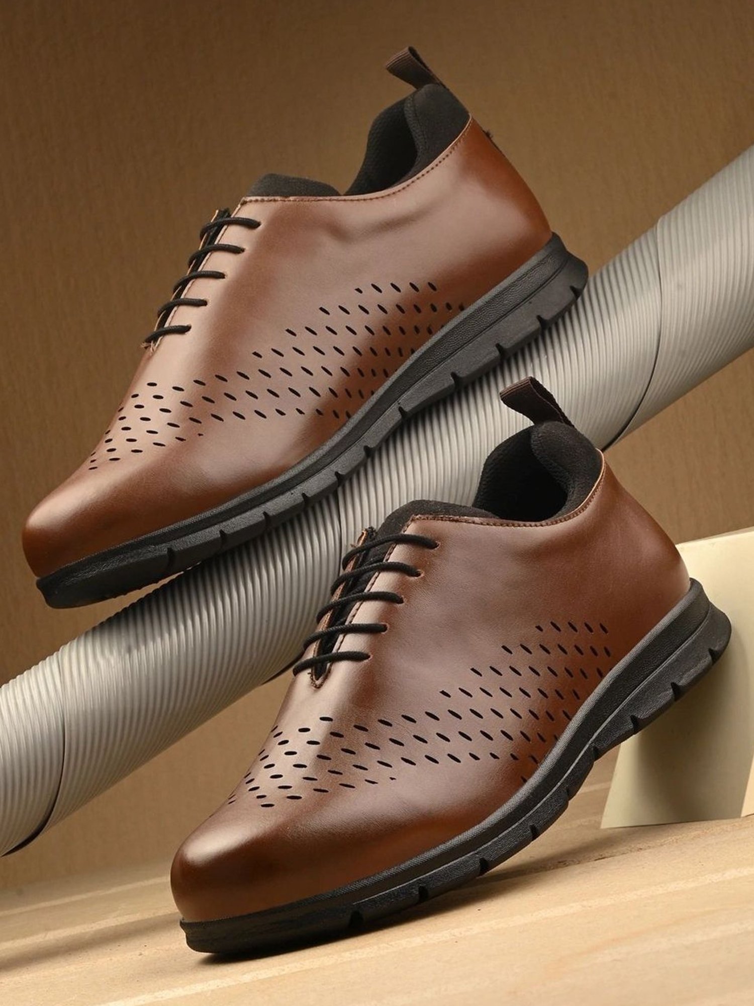Hoversole Men's Rick Tan & Black Oxford Shoes