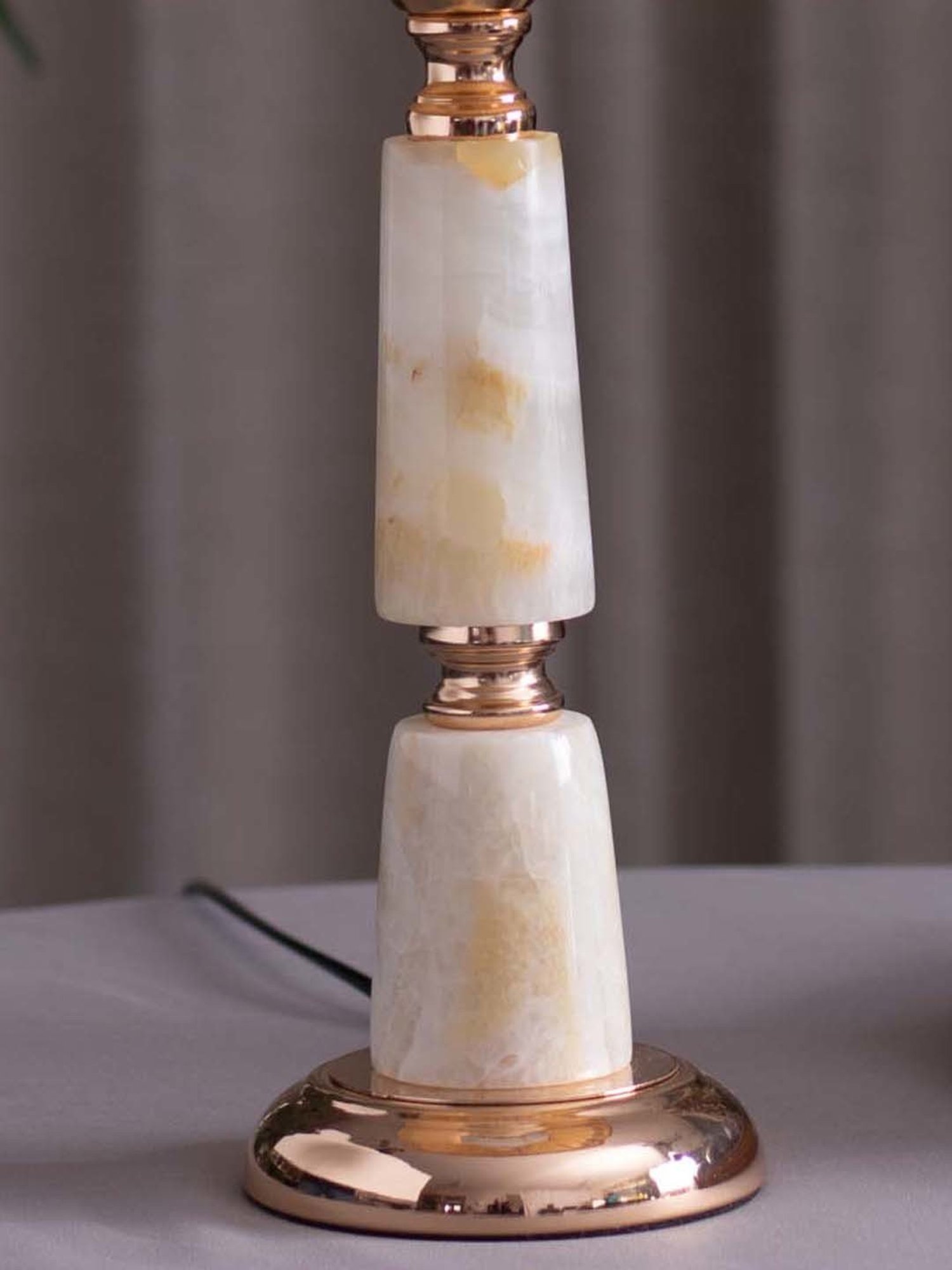 The Decor Kart White Metal Marcia Table Lamp