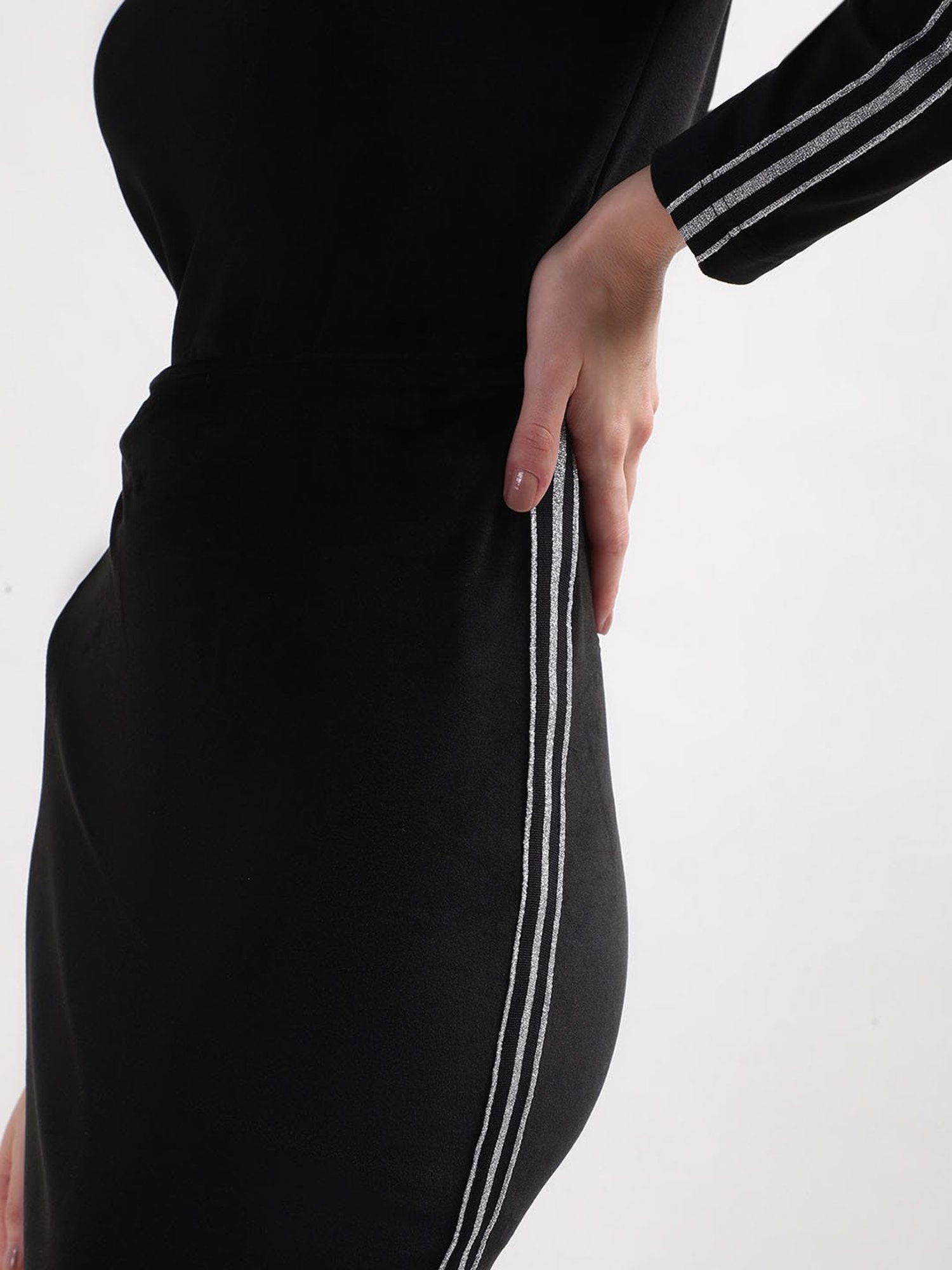 Elle Black Regular Fit Skirt