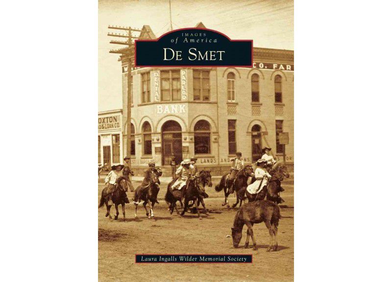 De Smet - by Laura Ingalls Wilder Memorial Society (Paperback)