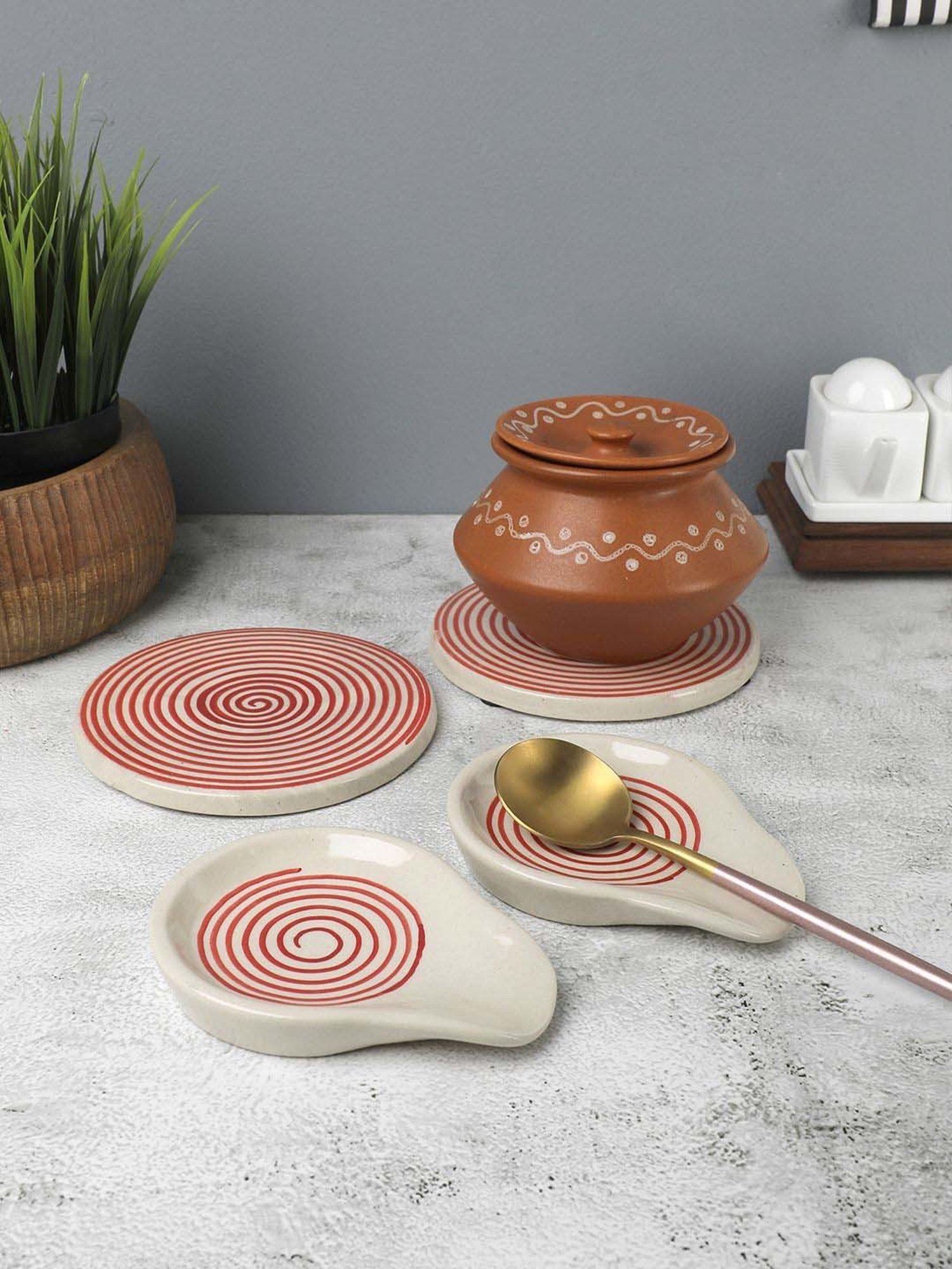 VarEesha Parikrama Red & White Ceramic Spoon Rest with Trivet - Set of 4