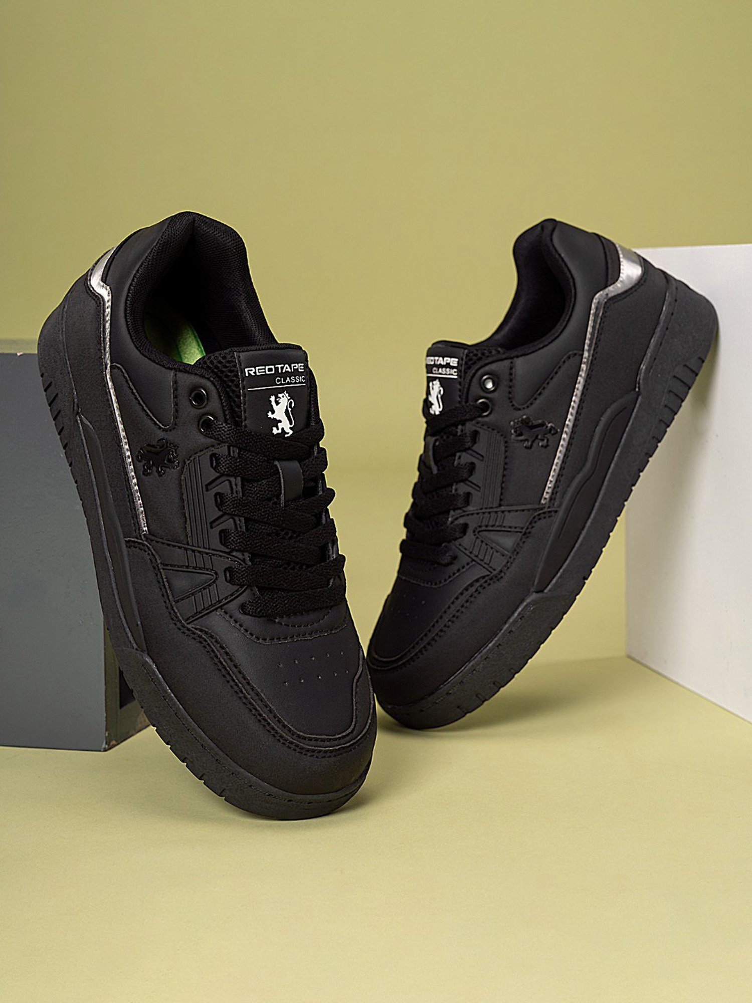 Red Tape Men's Black Casual Sneakers