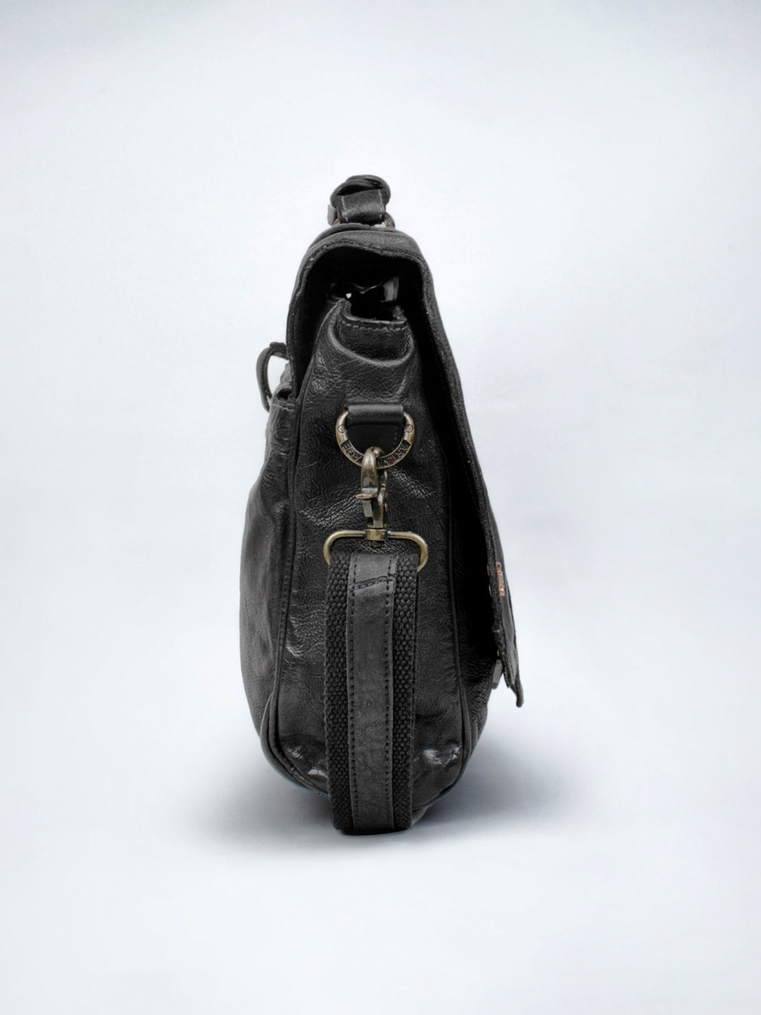 Art N Vintage Axel Black Leather Solid Large Laptop Messenger Bag