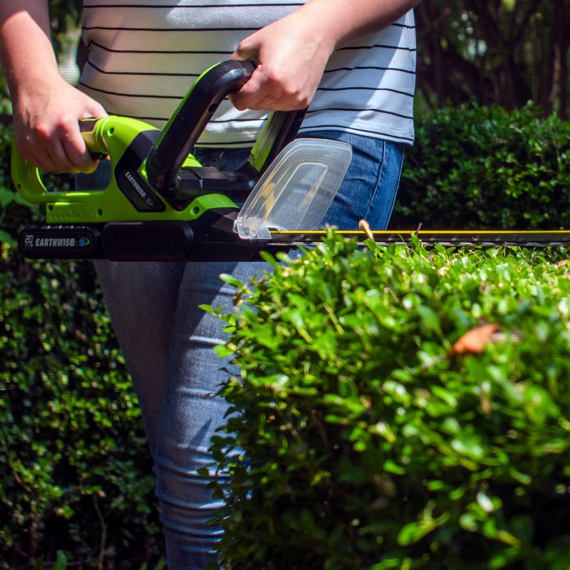 20" 20V Cordless Hedge Trimmer - Earthwise