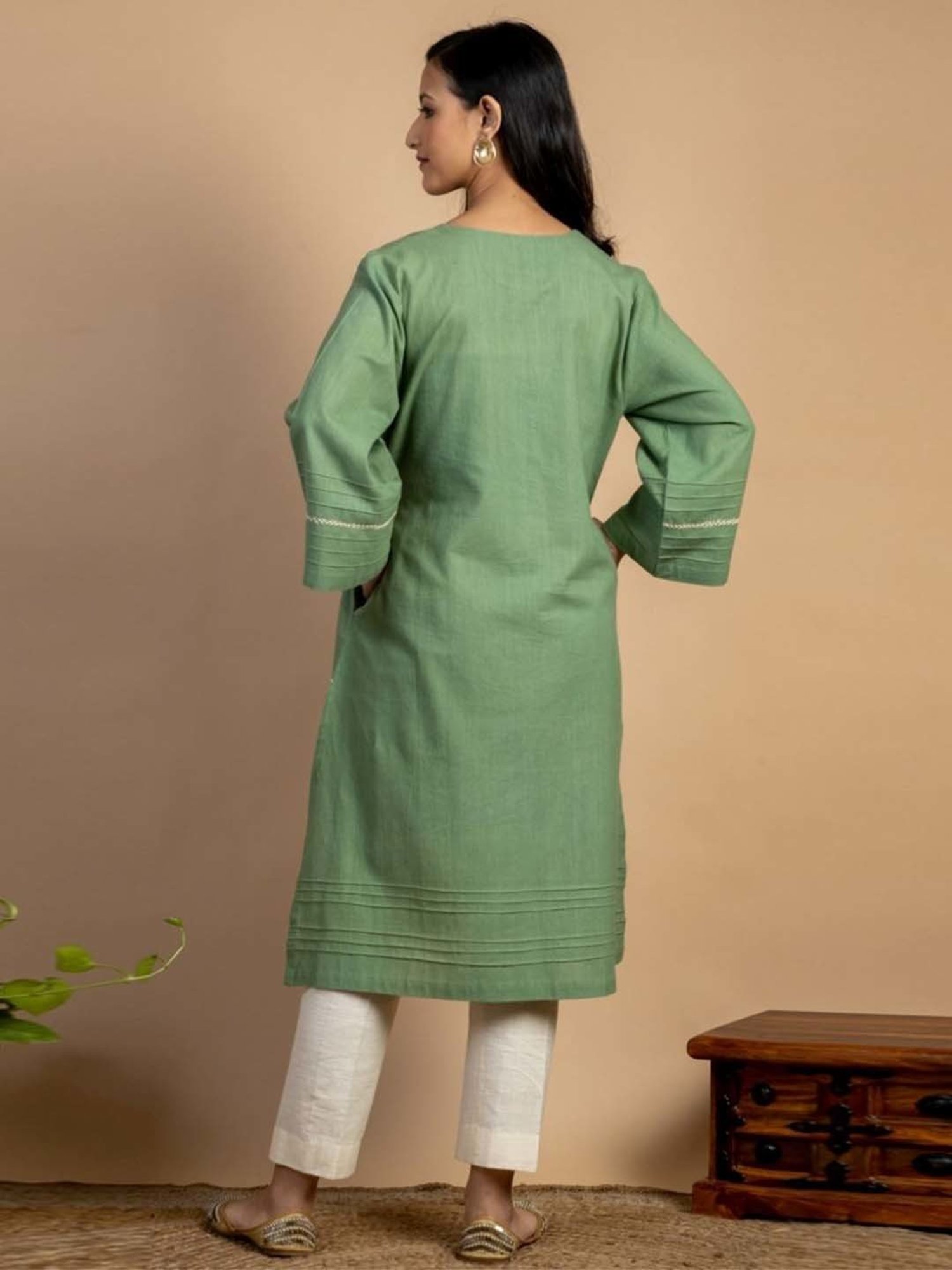 Mushio Green Bhakti Hand Embroidered Handwoven Cotton Kurta