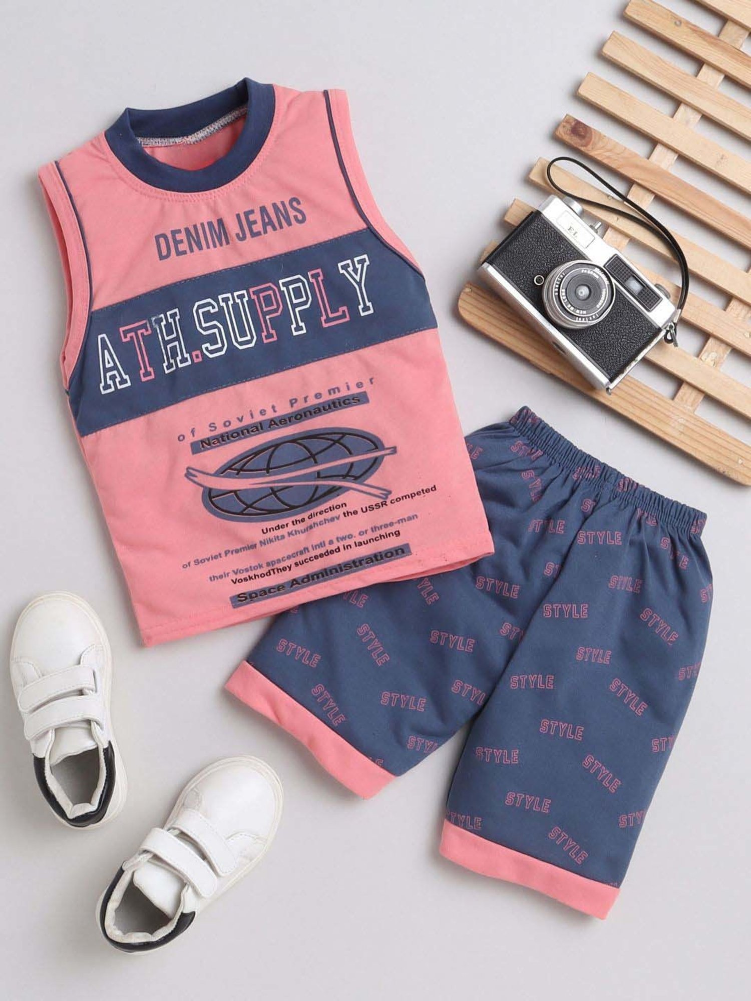 Fourfolds Unisex Pink Printed Clothing Set