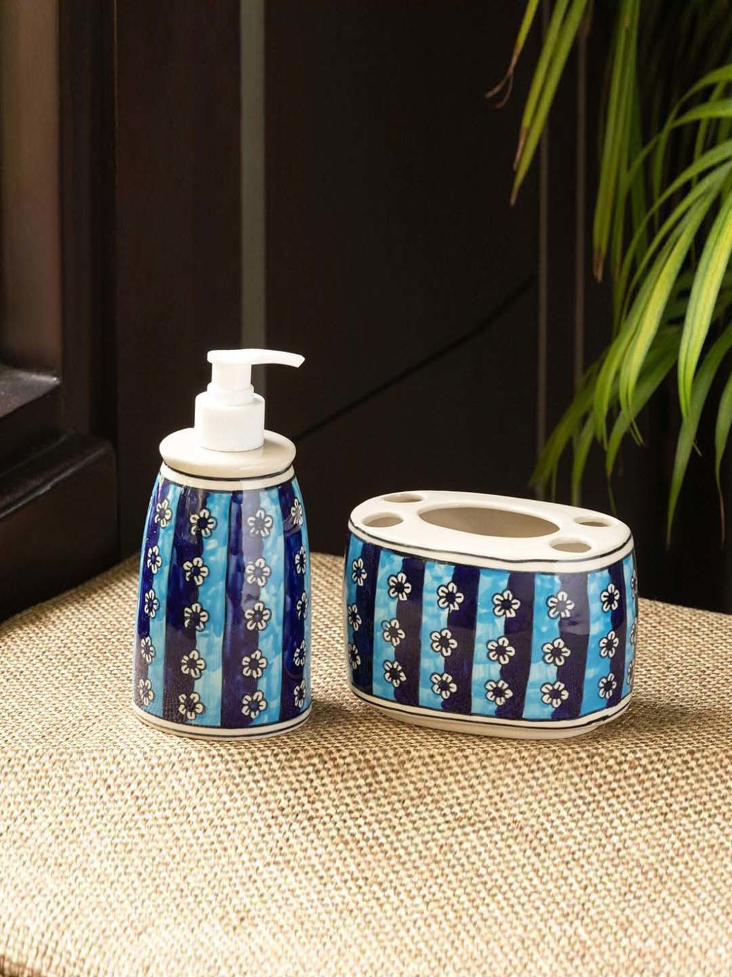ExclusiveLane Gajra - Iridescent Garlands Blue & Off-White Ceramic Bath Accessory Sets