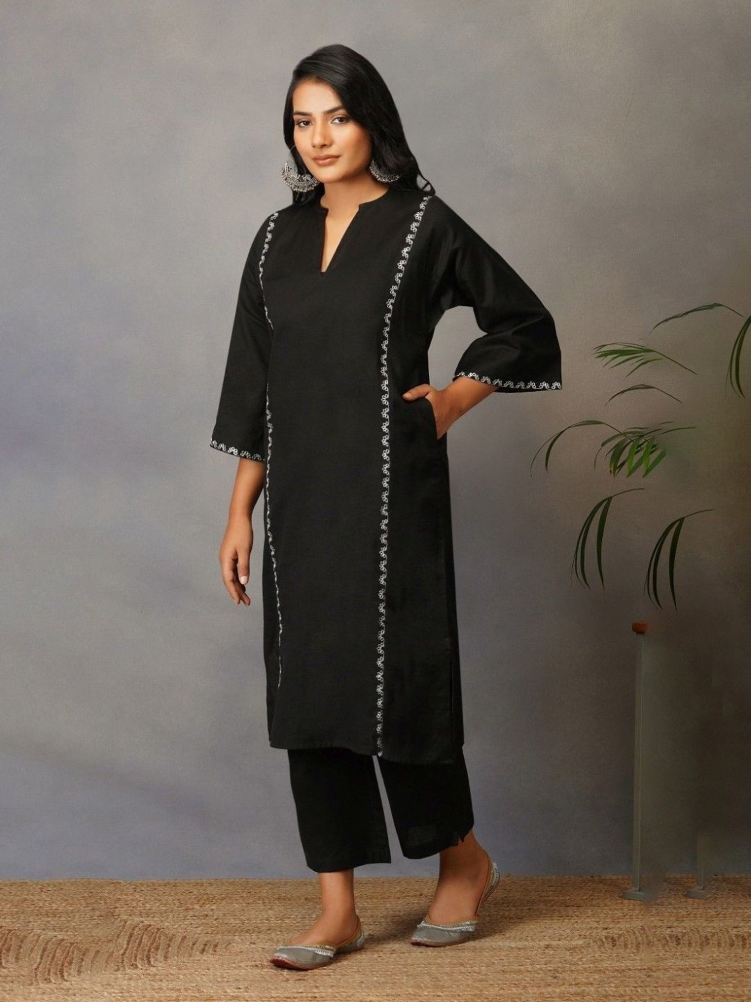 Akiso Bakhair Black Phiran Style Kurta With Zari Embroidery