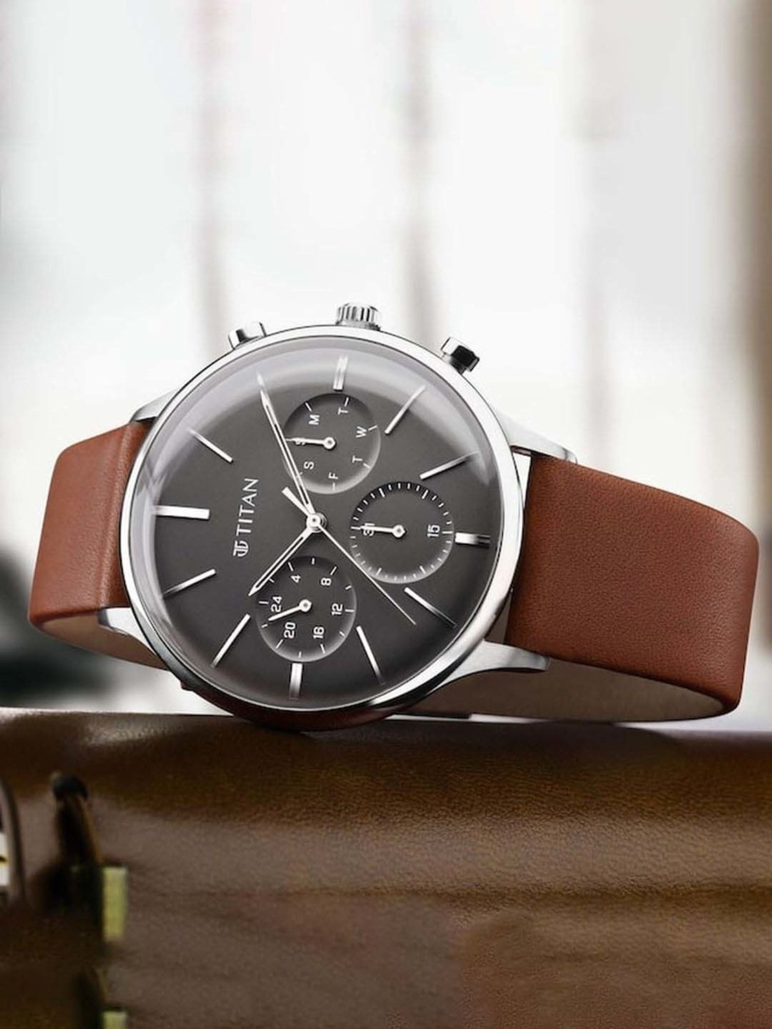 Titan Light Leathers NS90134SL01 Analog Watch for Men