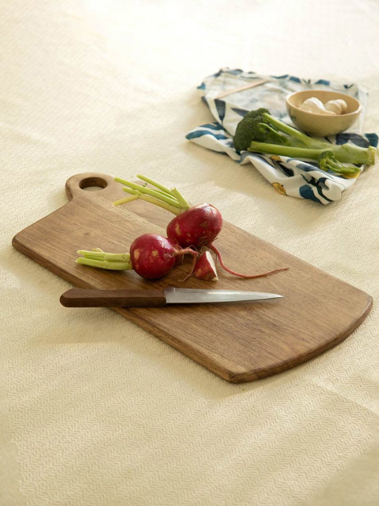 Ellementry Laimai Natural Sheesham Wood Rectangle with Handle Chopping Board