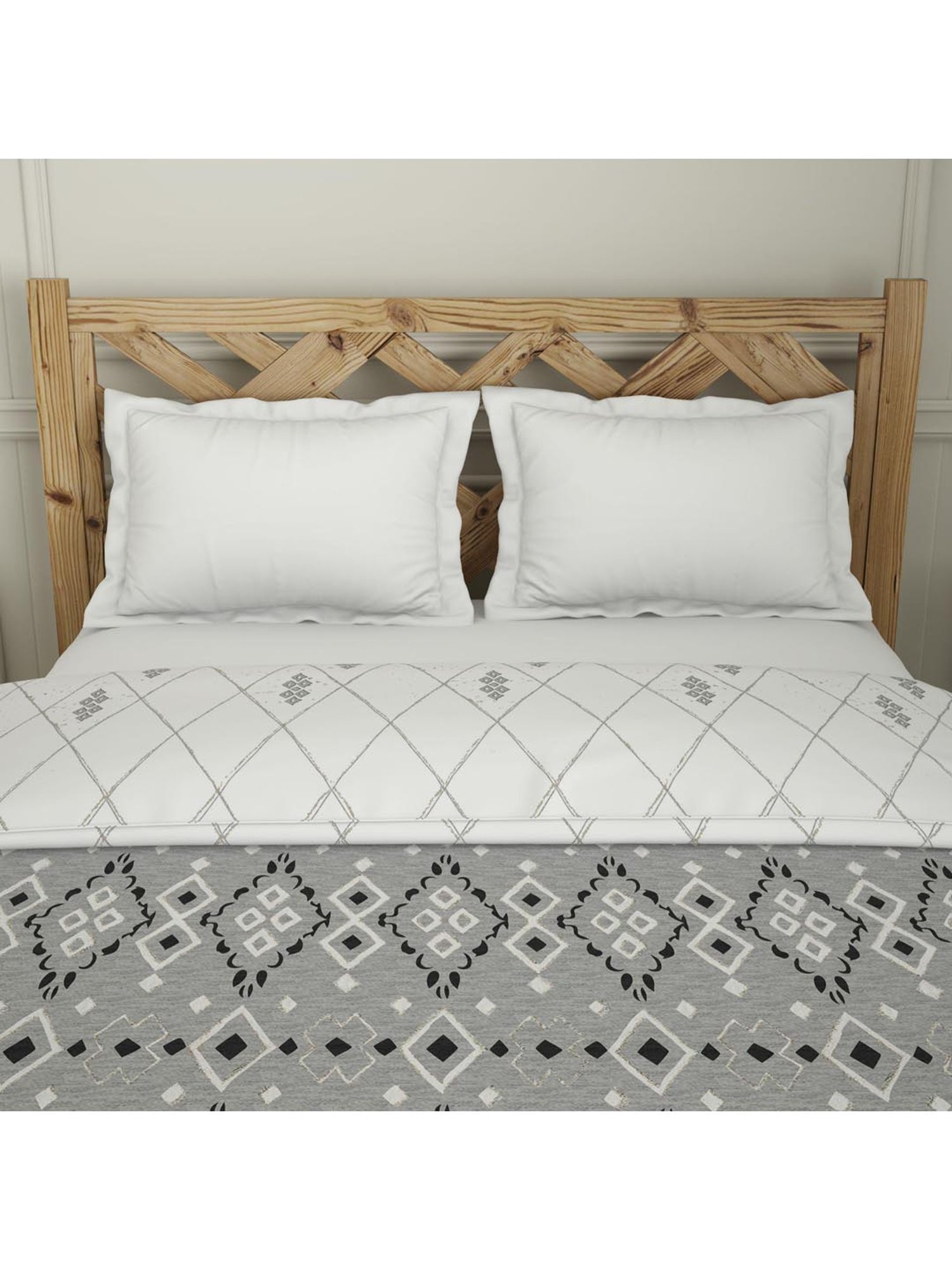 Welspun Bliss Light Silver & Blue Microfibre 120 GSM Shell Double Bed Quilt