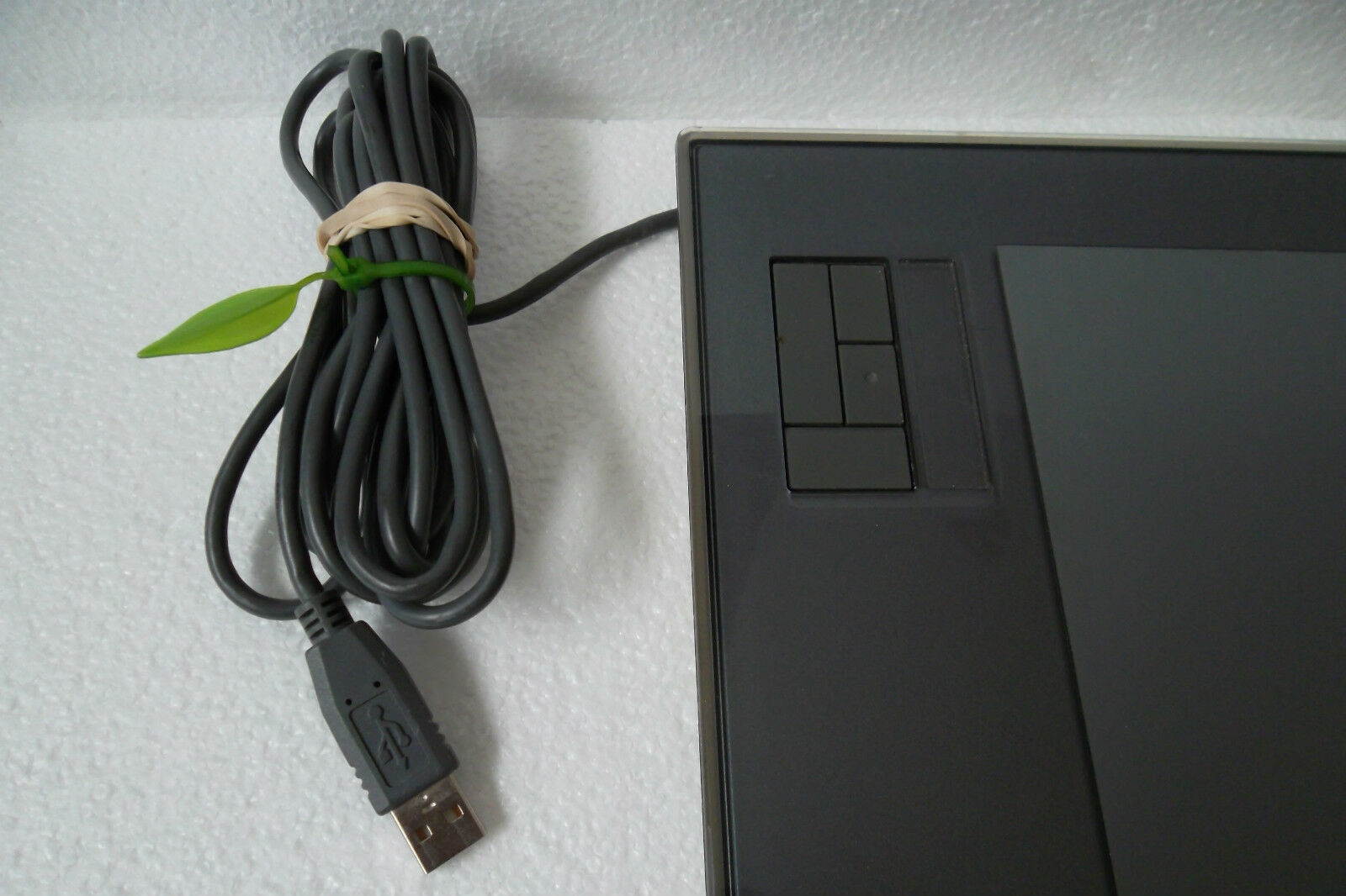 Wacom Intuos3 Graphics 6" x 8" Pen Tablet 5080 LPI USB 200 PPS PTZ-630 PC/ Mac