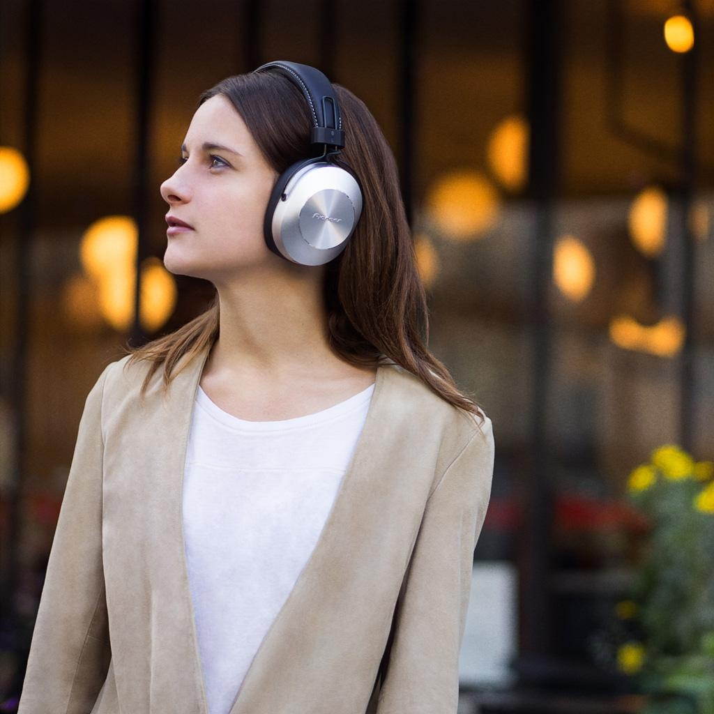 Pioneer Bluetooth 3.0 and Hi-Res Audio Over Ear Wireless/Wired Stereo Headphone with Built-In Mic, 12 Hours Battery, Pair 8 Devices, 40mm Drivers, 1.2m Cable, 9 Hz to 22 kHz, Silver (SE-MS7BT-S)