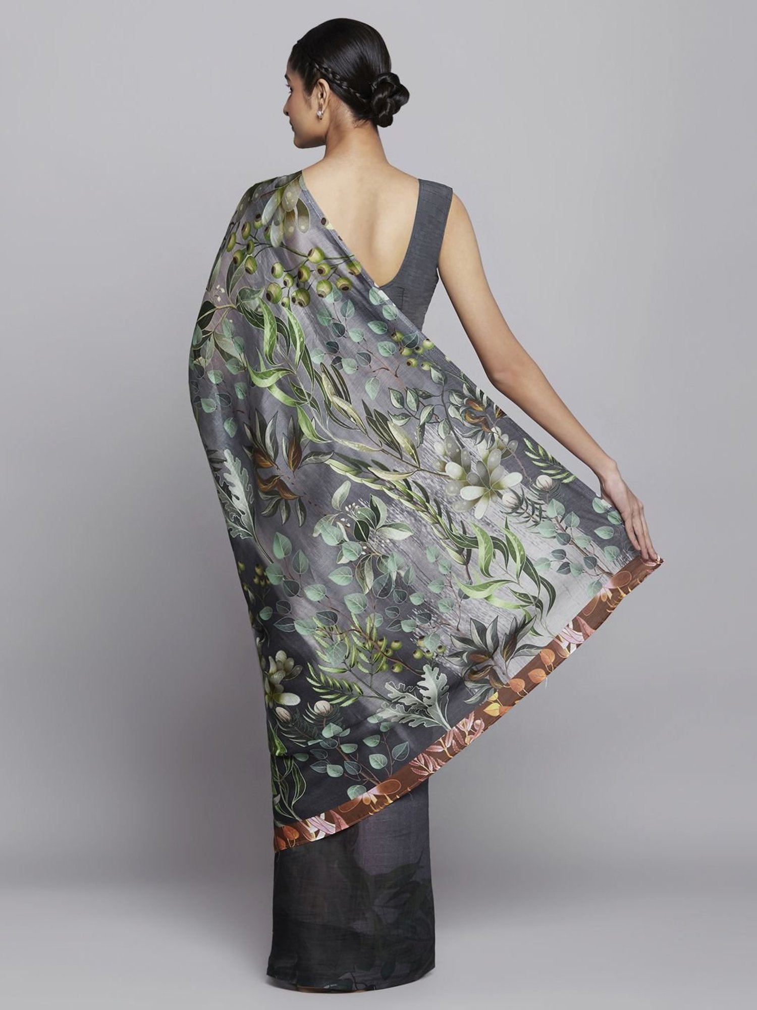 Navyasa by liva Grey & Green Printed Saree With Unstitched Blouse