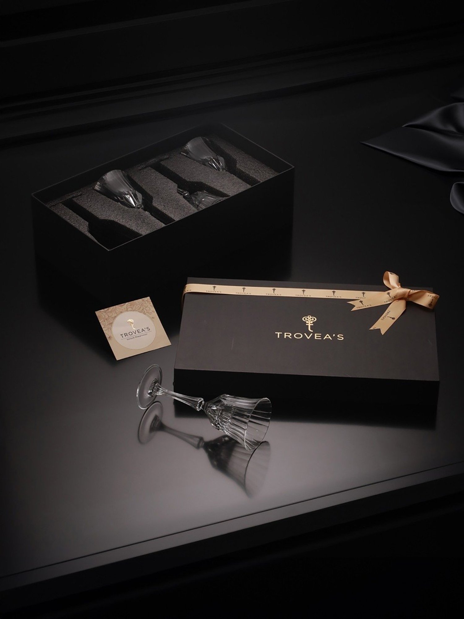 Trovea's Pure Elegance Transparent Glass Wine Glass - Set of 4