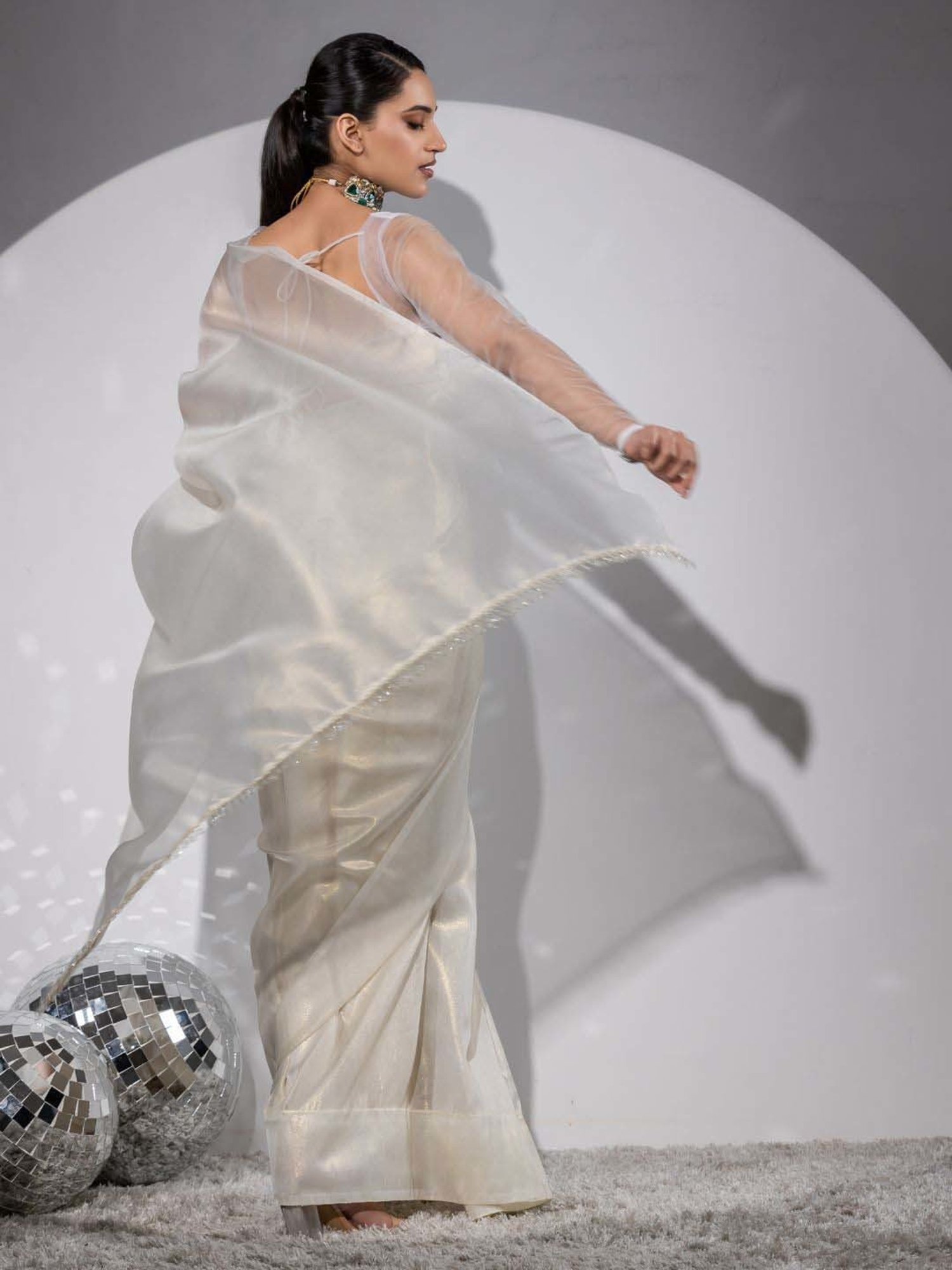 Swtantra White Woven Saree With Unstitched Blouse