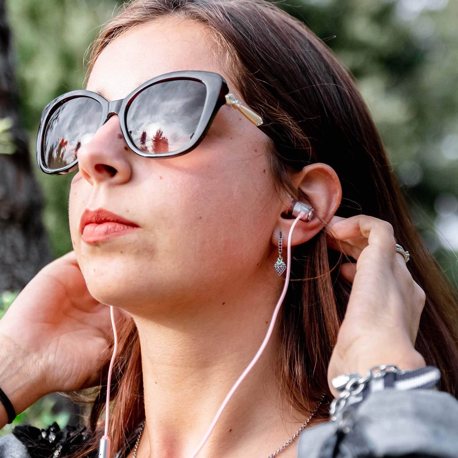 LUDOS Clamor Wired Earbuds in Ear Headphones with Microphone Earphones with Mic and Volume Control Memory Foam Reinforced Cable Bass Compatible with iPhone Apple iPad Computer Laptop PC