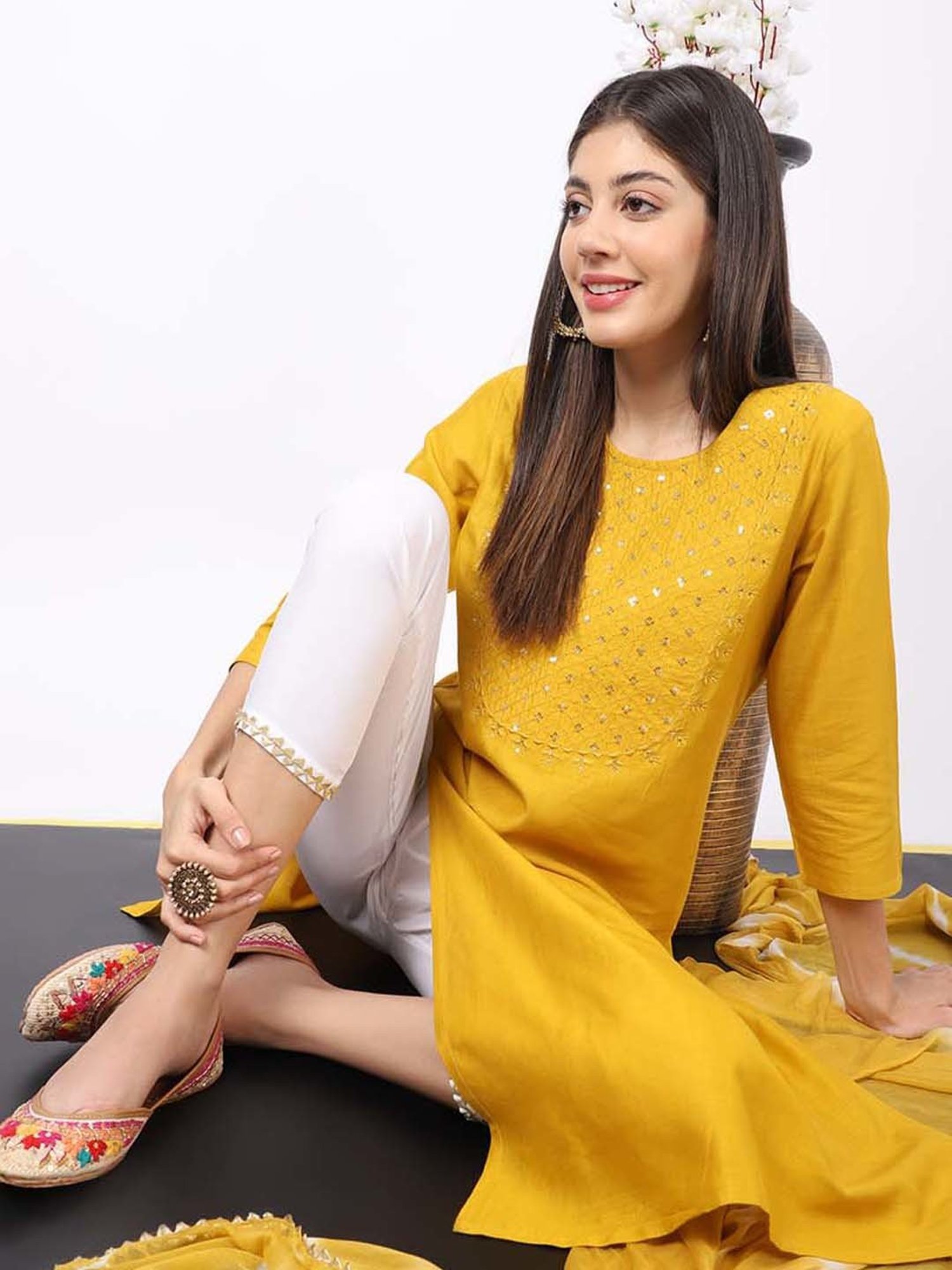 Glam Story Women's Cream Ethnic Juttis