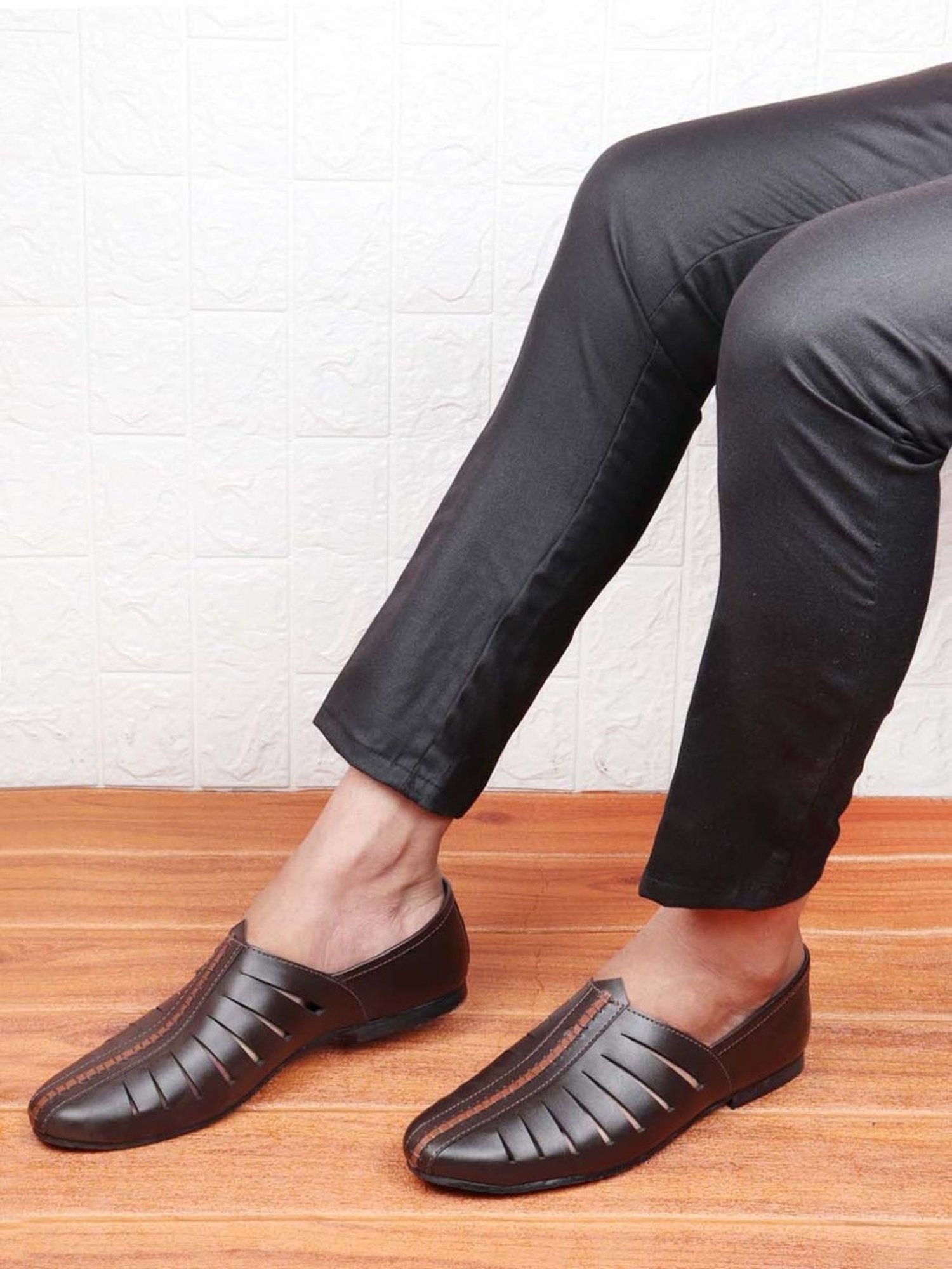 Fausto Men's Brown Ethnic Juttis