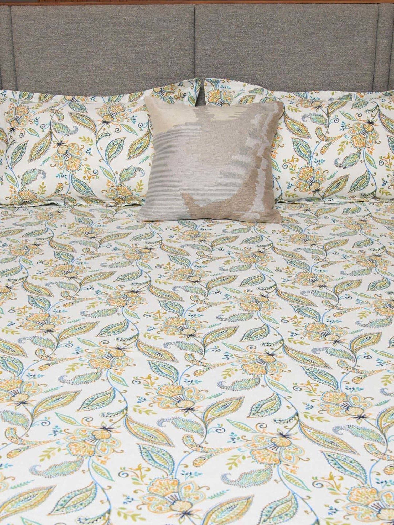 Urban Space Multicolor Cotton 200 TC Iris King Bedsheet with 2 Pillow Covers