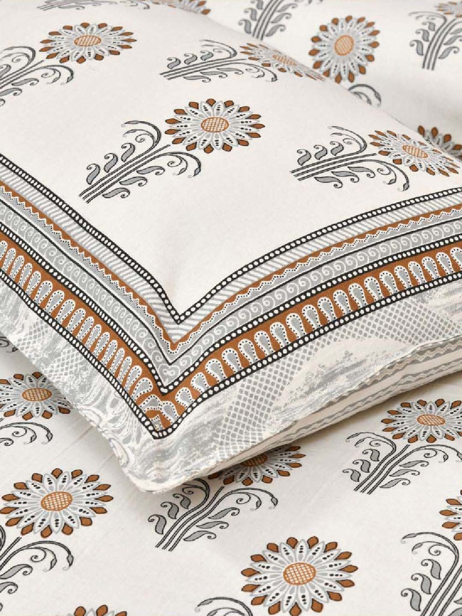 JaipurFabric Grey 180 TC 100% Cotton Awarded Print Double Bedsheet with 2 Pillow Covers