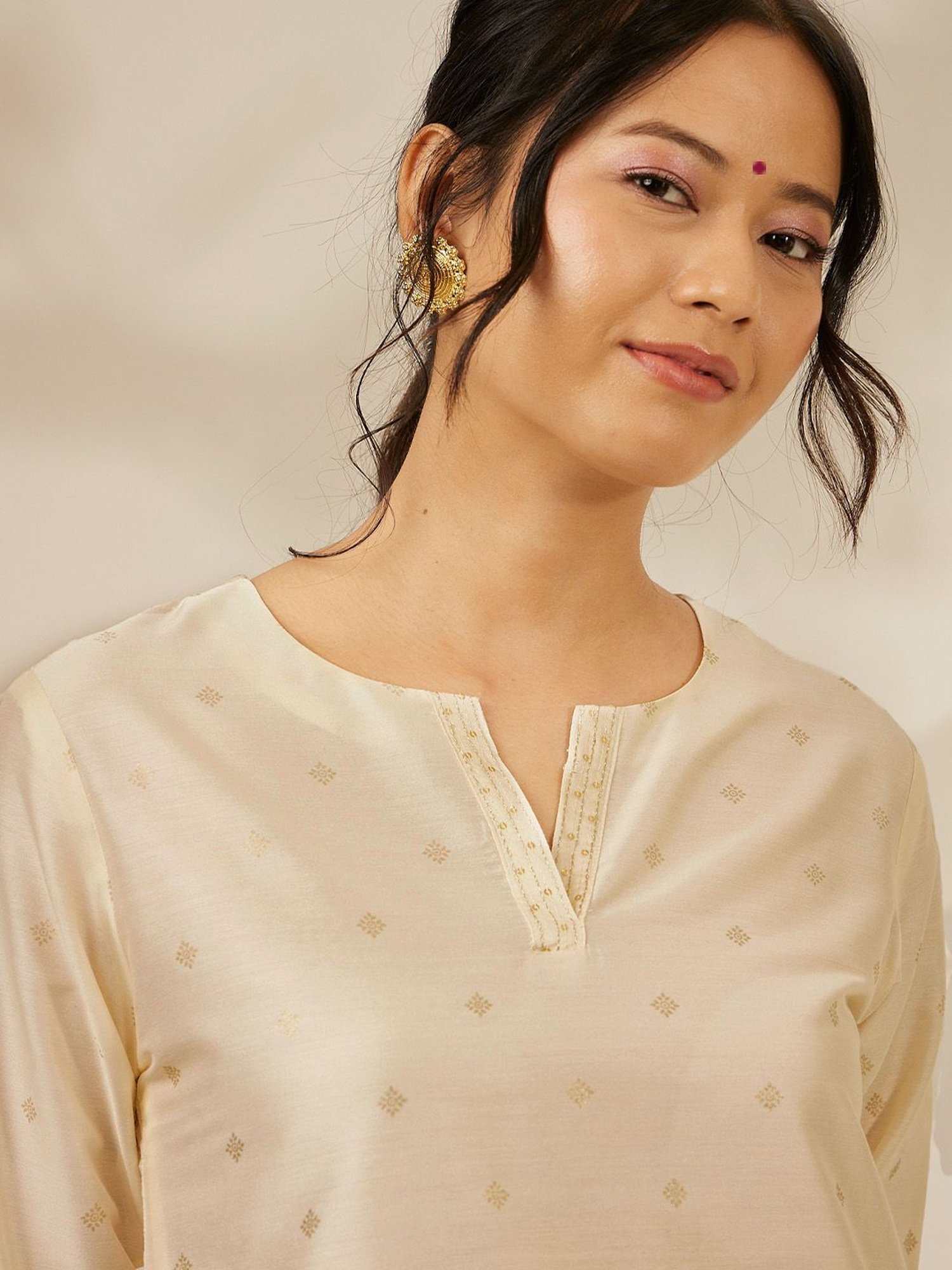 Daali Cream Viscose Round Neck 3/4 Sleeves Blooming Mood Kurta with Two Pockets