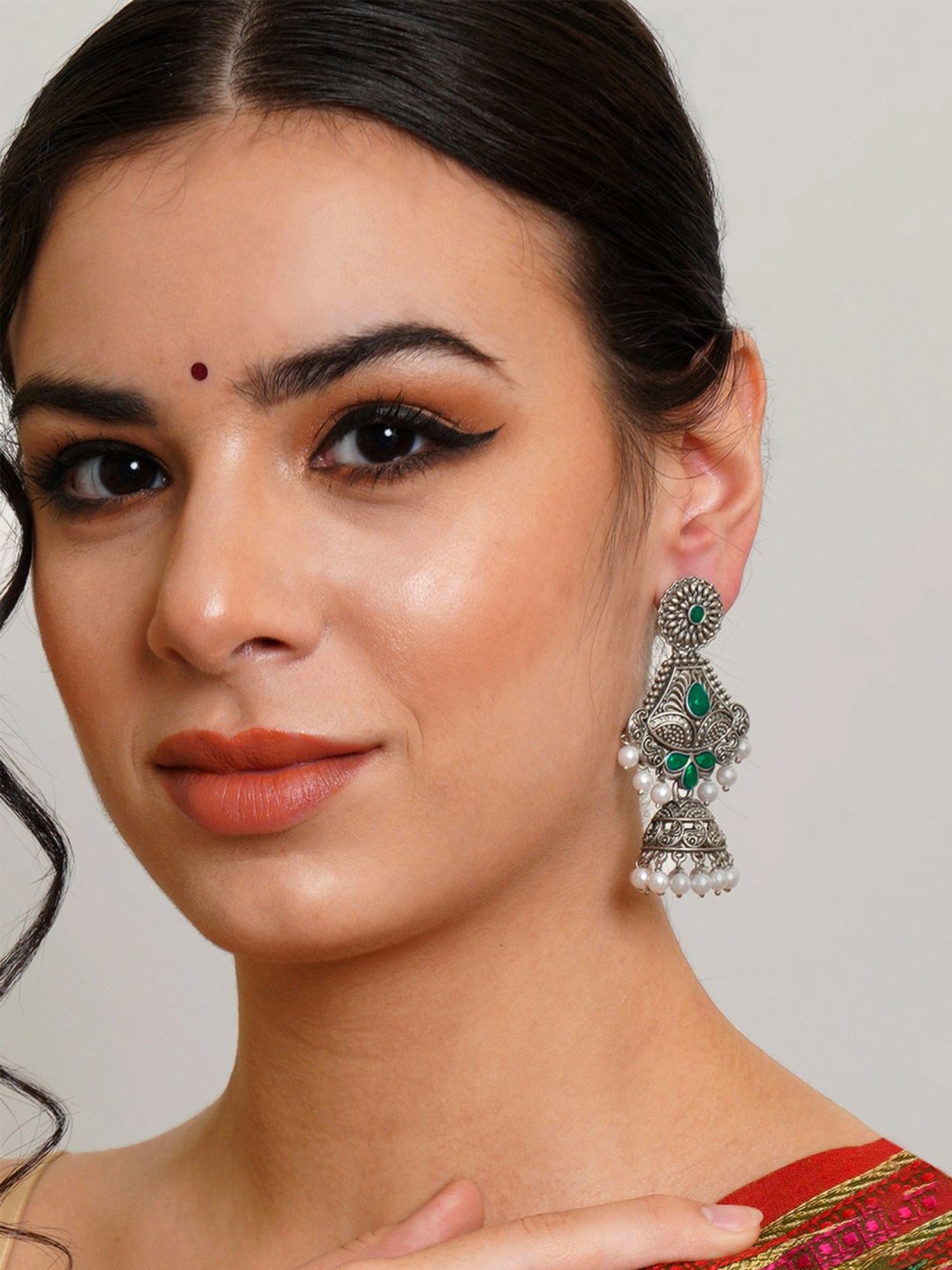 Karatcart Oxidized Silver Handcrafted Green Long Jhumki Earrings
