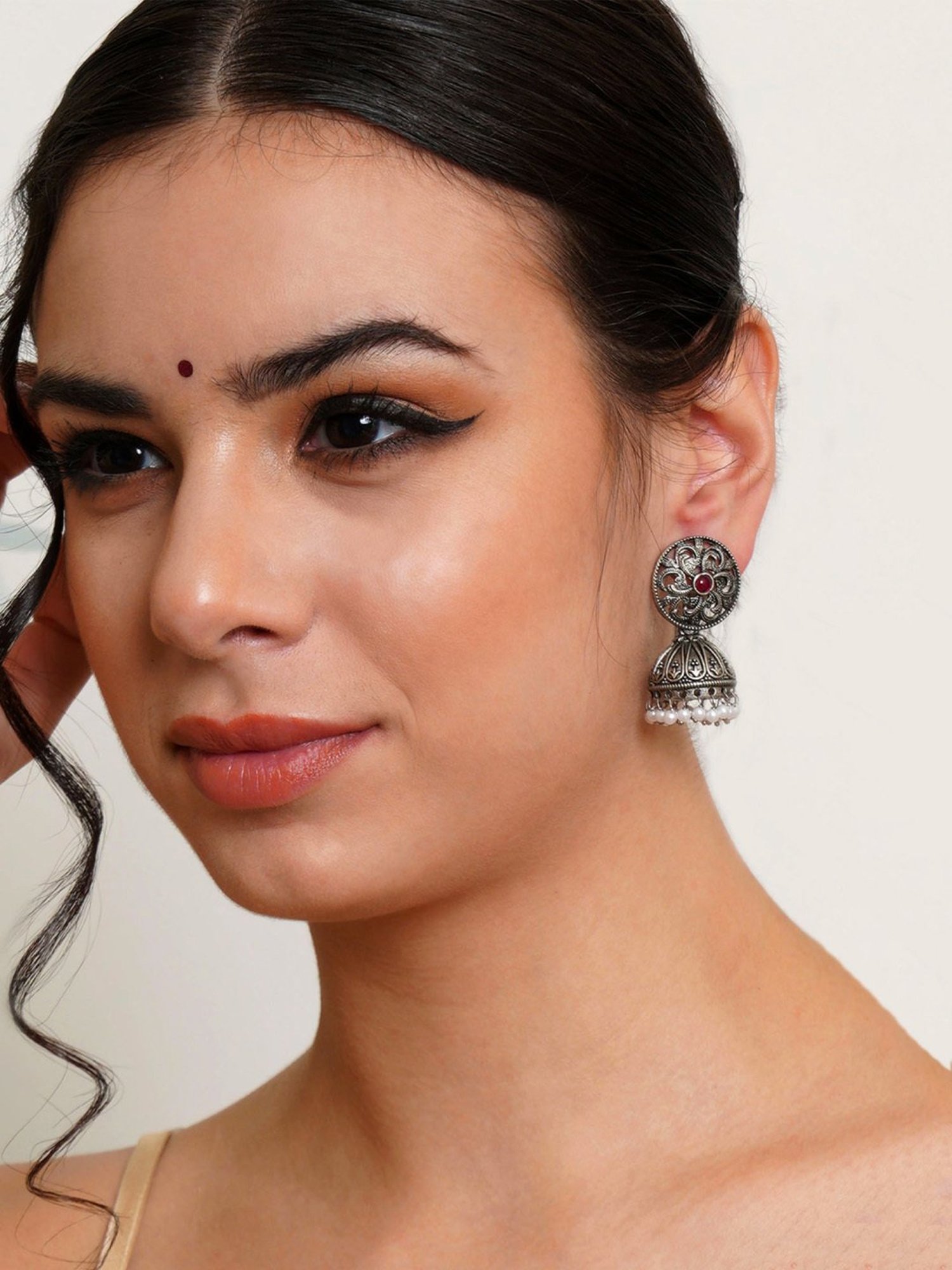 Karatcart Oxidized Silver Round Jhumki Earrings