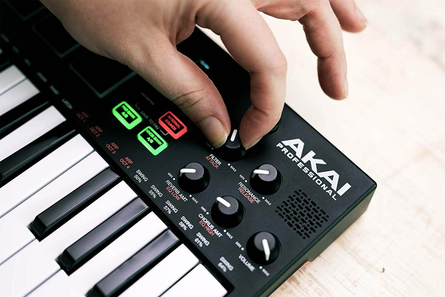 akai professional mpk mini play  compact keyboard and pad controller with integrated sound module + cable + 4port usb + pack of cable ties