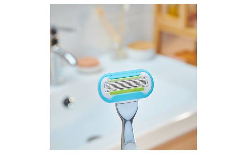 Venus Platinum Extra Smooth Women's Metal Handle Razor + 4 Razor Blade Refills