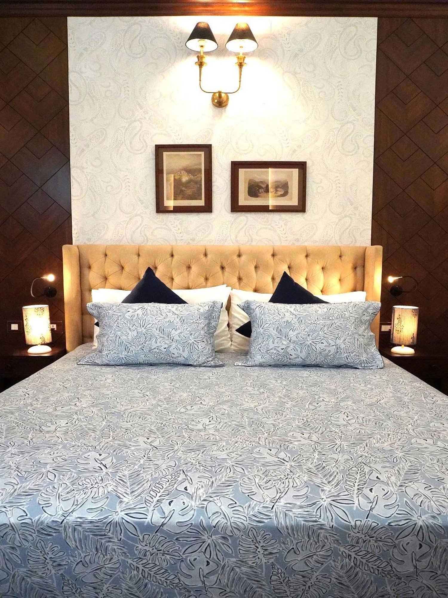 TARA Sparkling Homes Printed Blue 250 TC Cotton King Bedsheet With 2 Pillow Covers