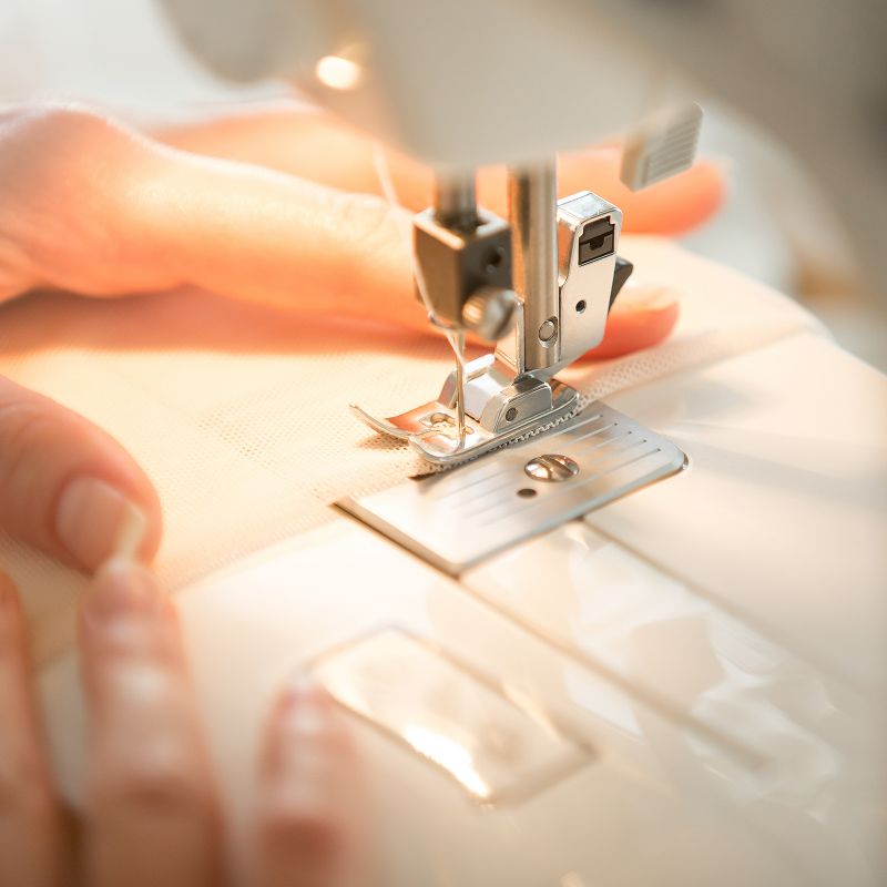 Dartwood Portable and Multifunctional Household Sewing Machine with 10 Stitching Modes, Battery Powered or AC Outlet Powered (Batteries Not Included)