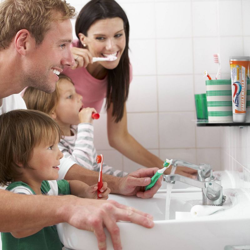 Aquafresh Extreme Clean Whitening Action Toothpaste - 2ct/5.6oz