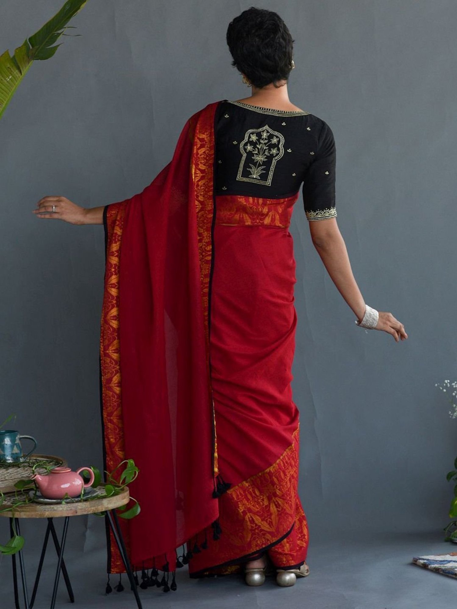 Suta Red Cotton Woven Saree Without Blouse