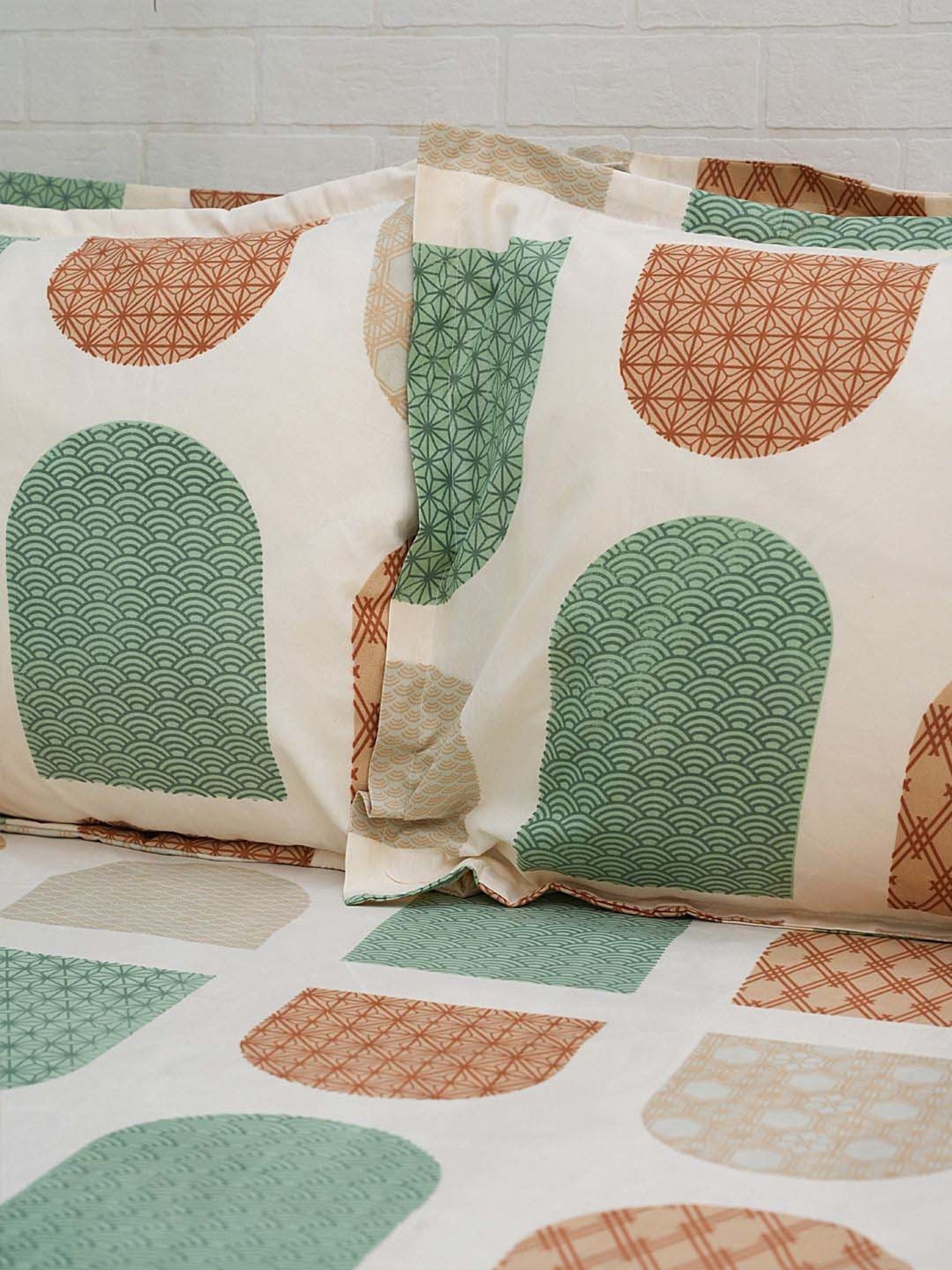 Ariana Multicolor Microfibre 140 TC Queen Bedsheet with 2 Pillow Covers