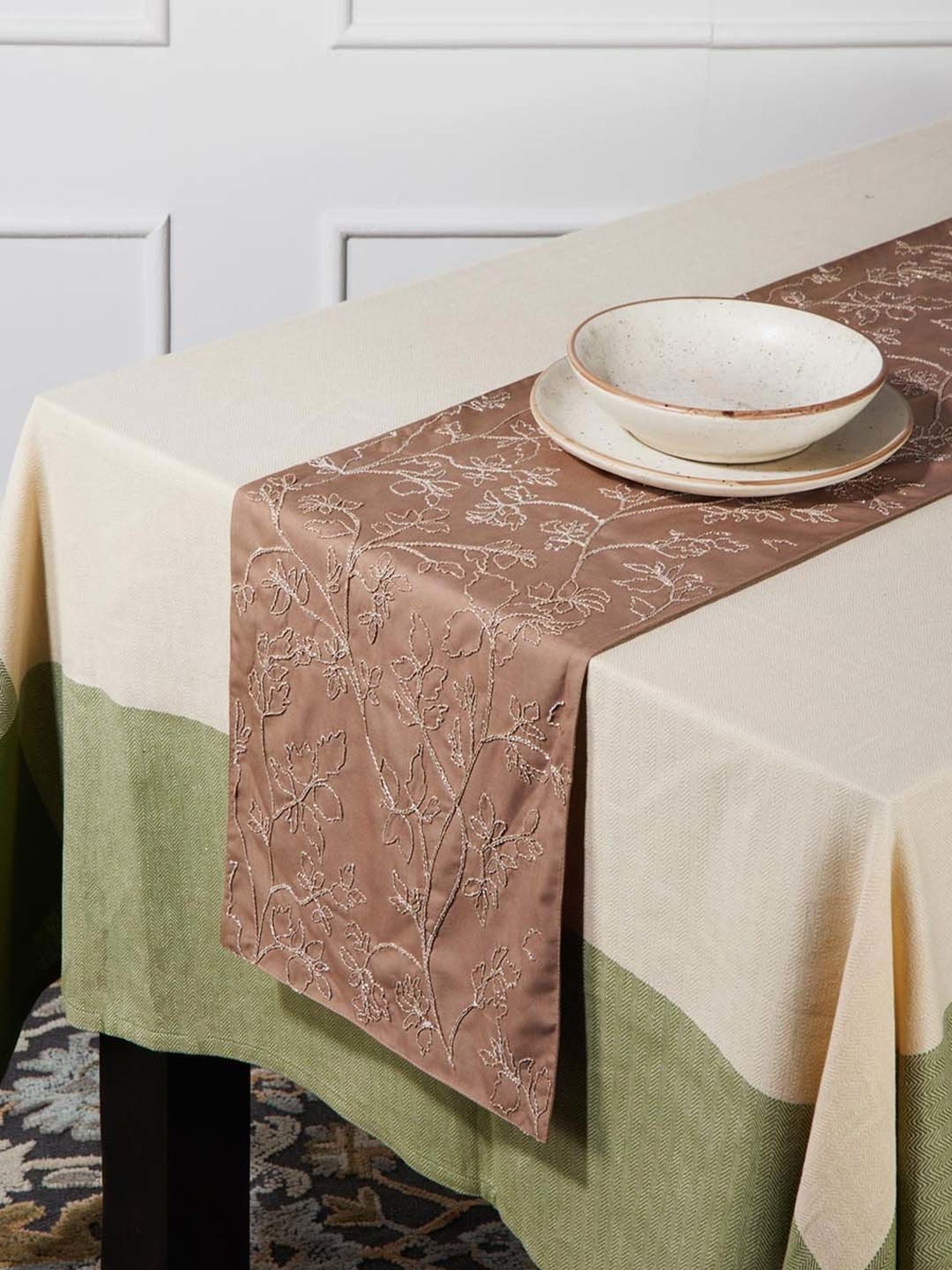 Juvale Placemats with Table Runner (Gold Foil, 6 Pieces)