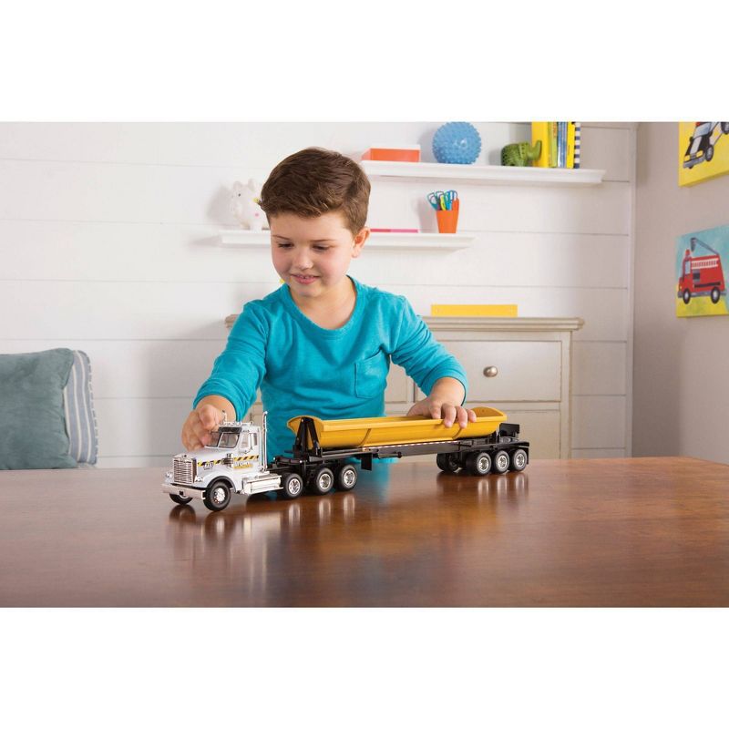 TOMY Freightliner 1:32 Scale 122SD Semi with Side Dump trailer