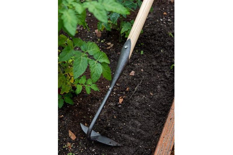 Gardener's Supply Lifetime Half-Moon Hoe - De Wit
