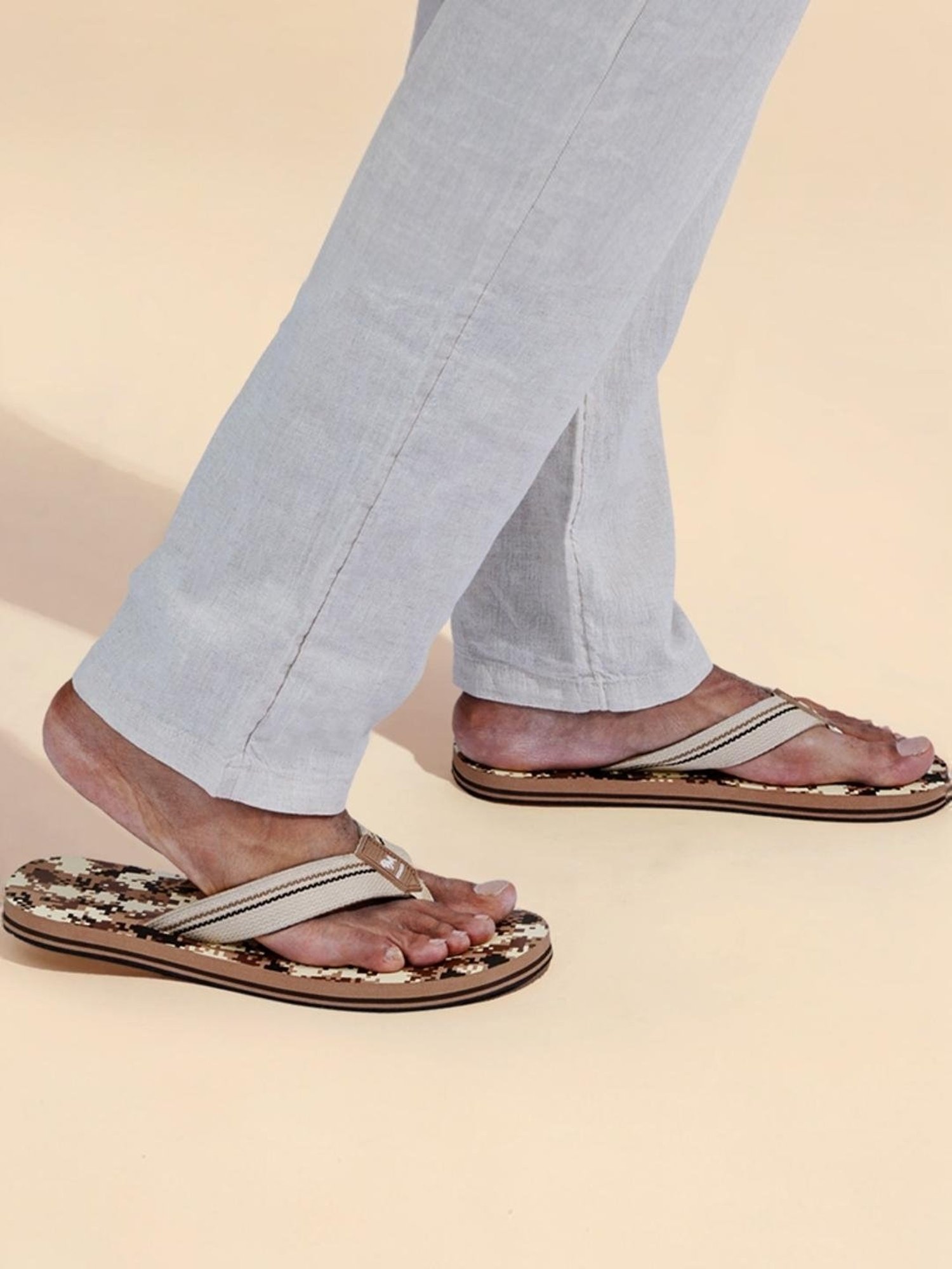 Neemans Men's Pixel Art Grey Flip Flops