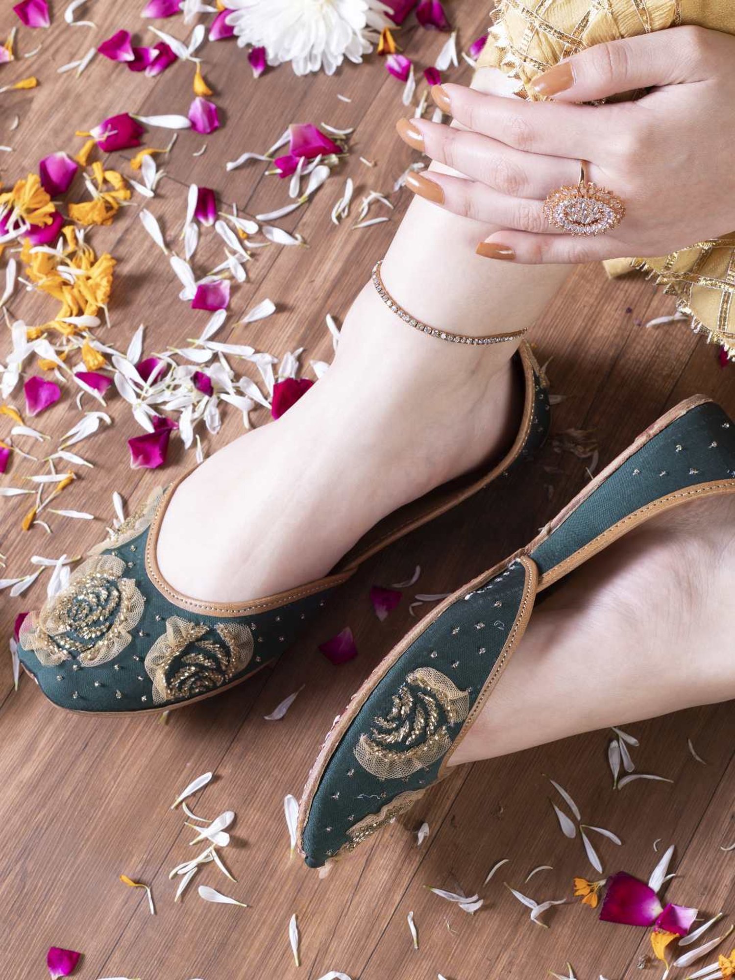 Glam Story Women's Teal Ethnic Juttis