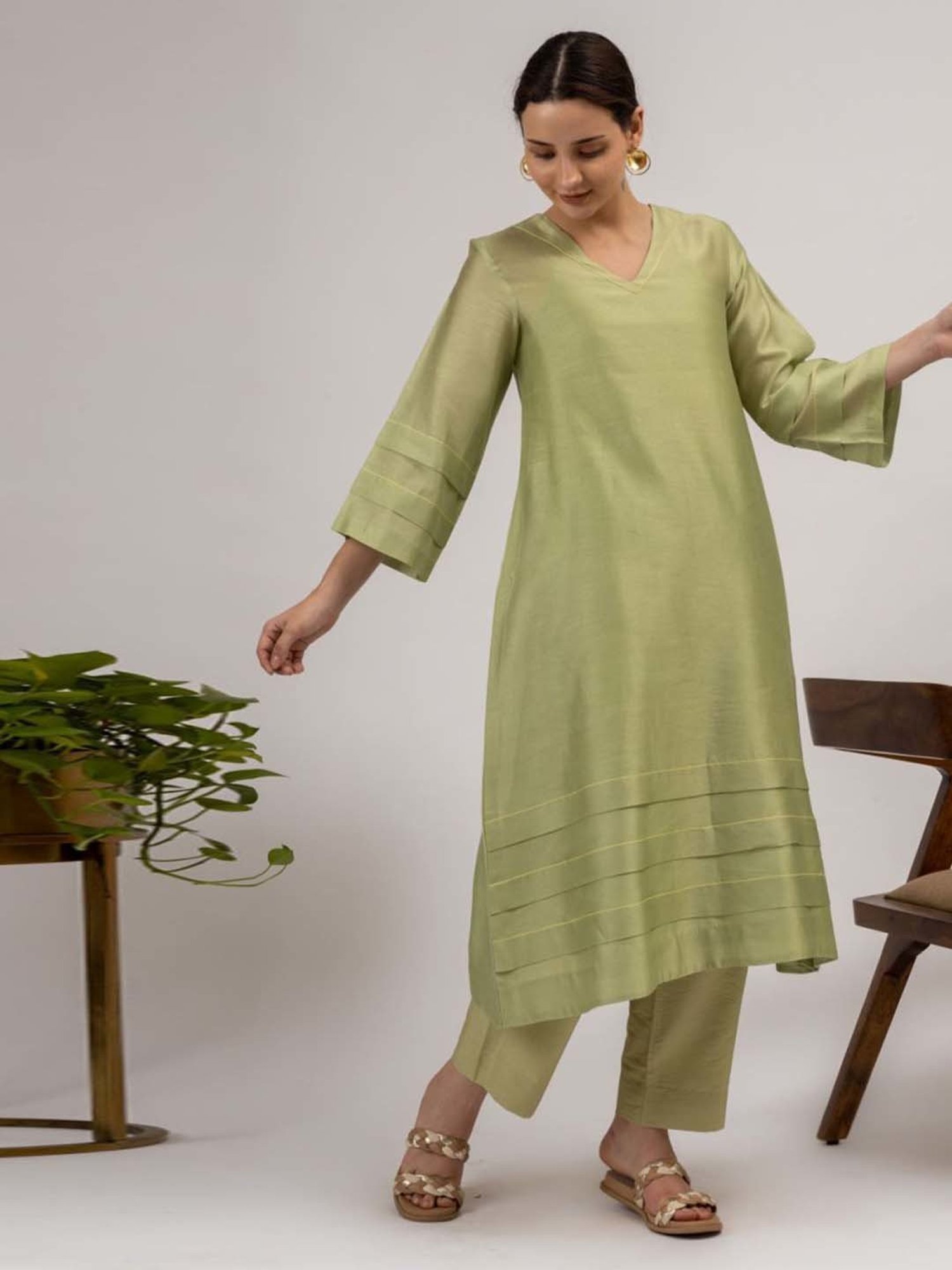 Mushio Green Diletta Chanderi Silk Kurta With Pleast Detail And Slip