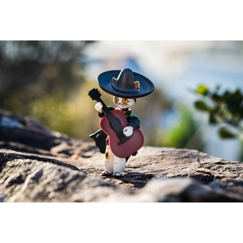 Roblox Imagination Collection - Lucky Gatito Figure Pack (Includes Exclusive Virtual Item)