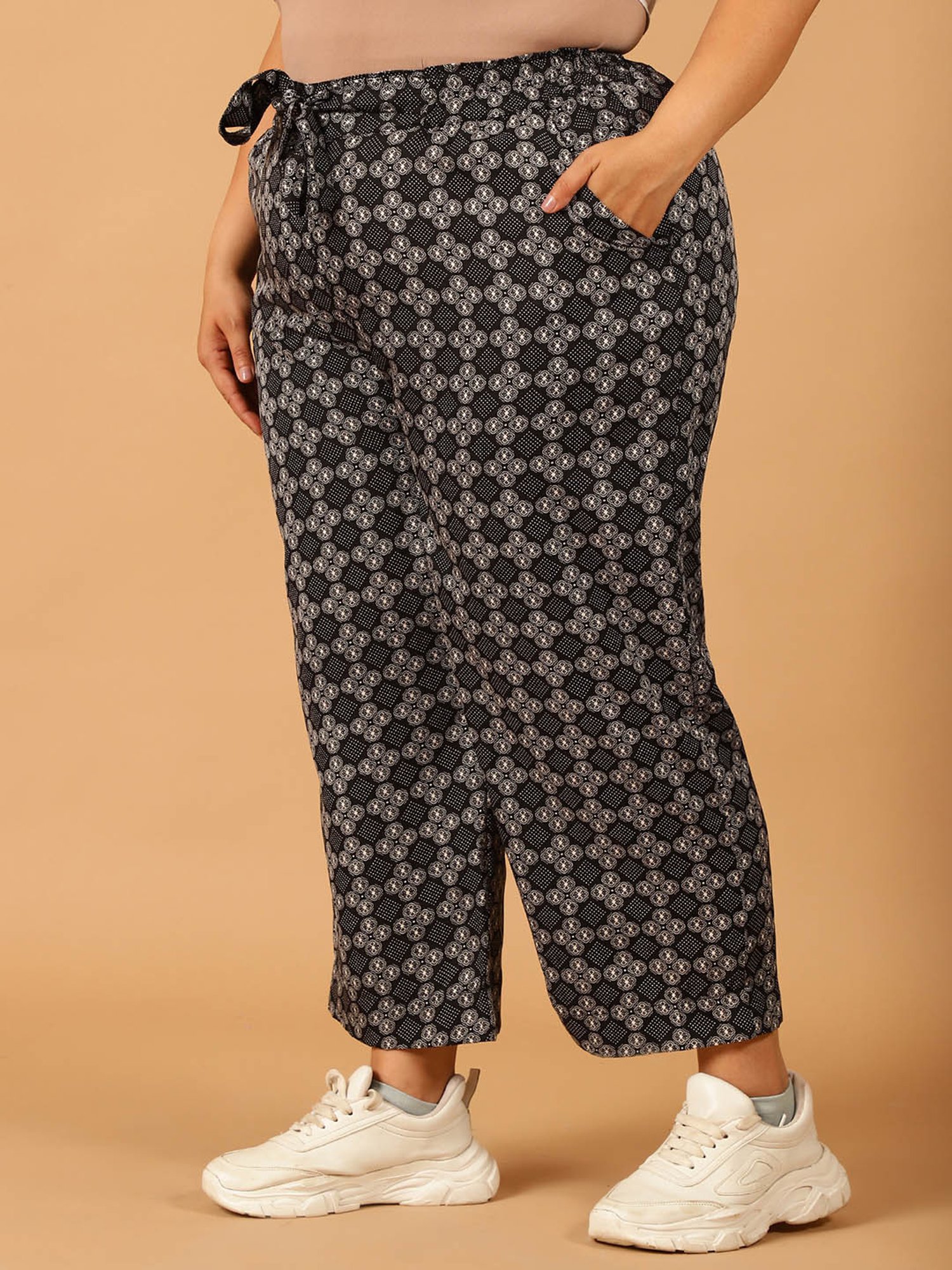 Moms Maternity Black & White Geometric Print Regular Fit Mid Rise Plus Size Trousers