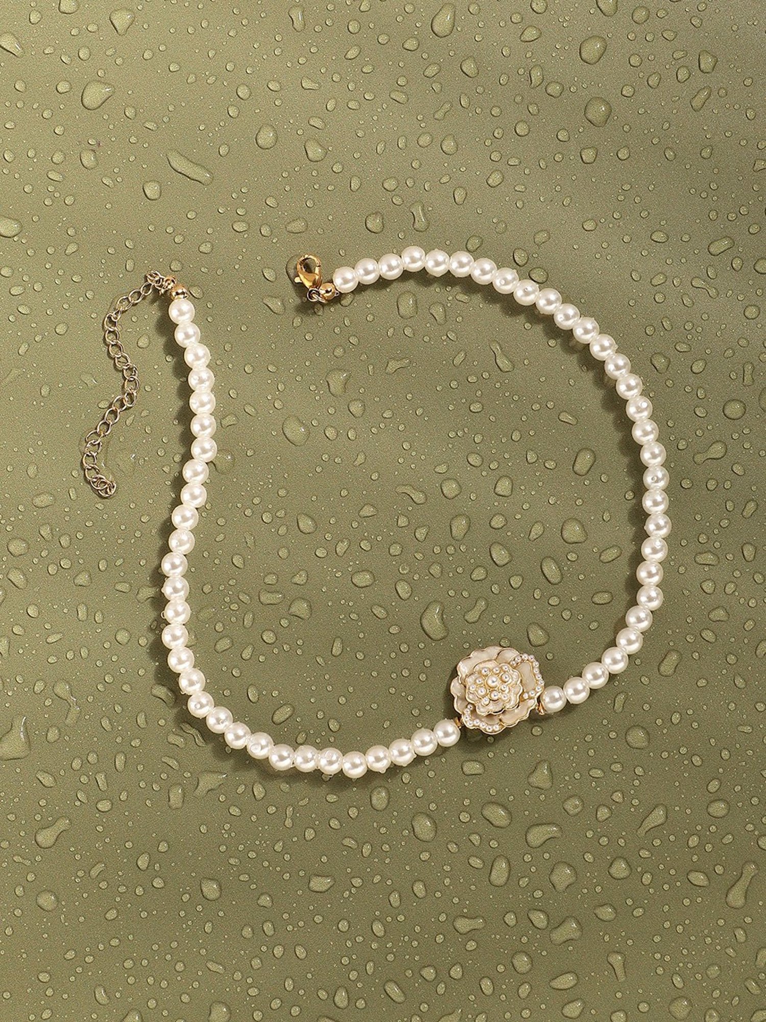 SOHI Gold Plated Party Pearls Choker Necklace For Women