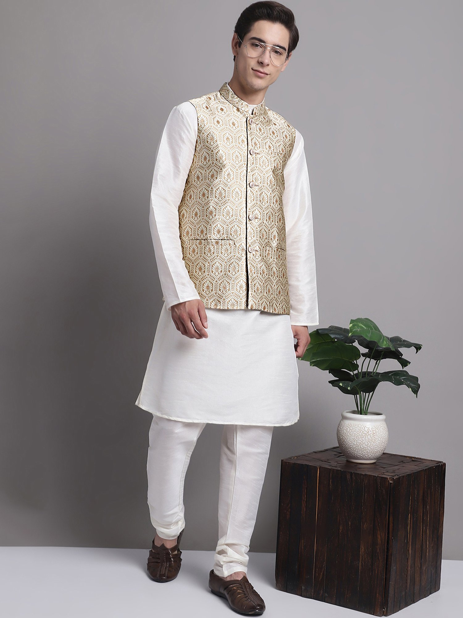 Jompers Cream & White Regular Fit Kurta & Pyjamas With Nehru Jacket