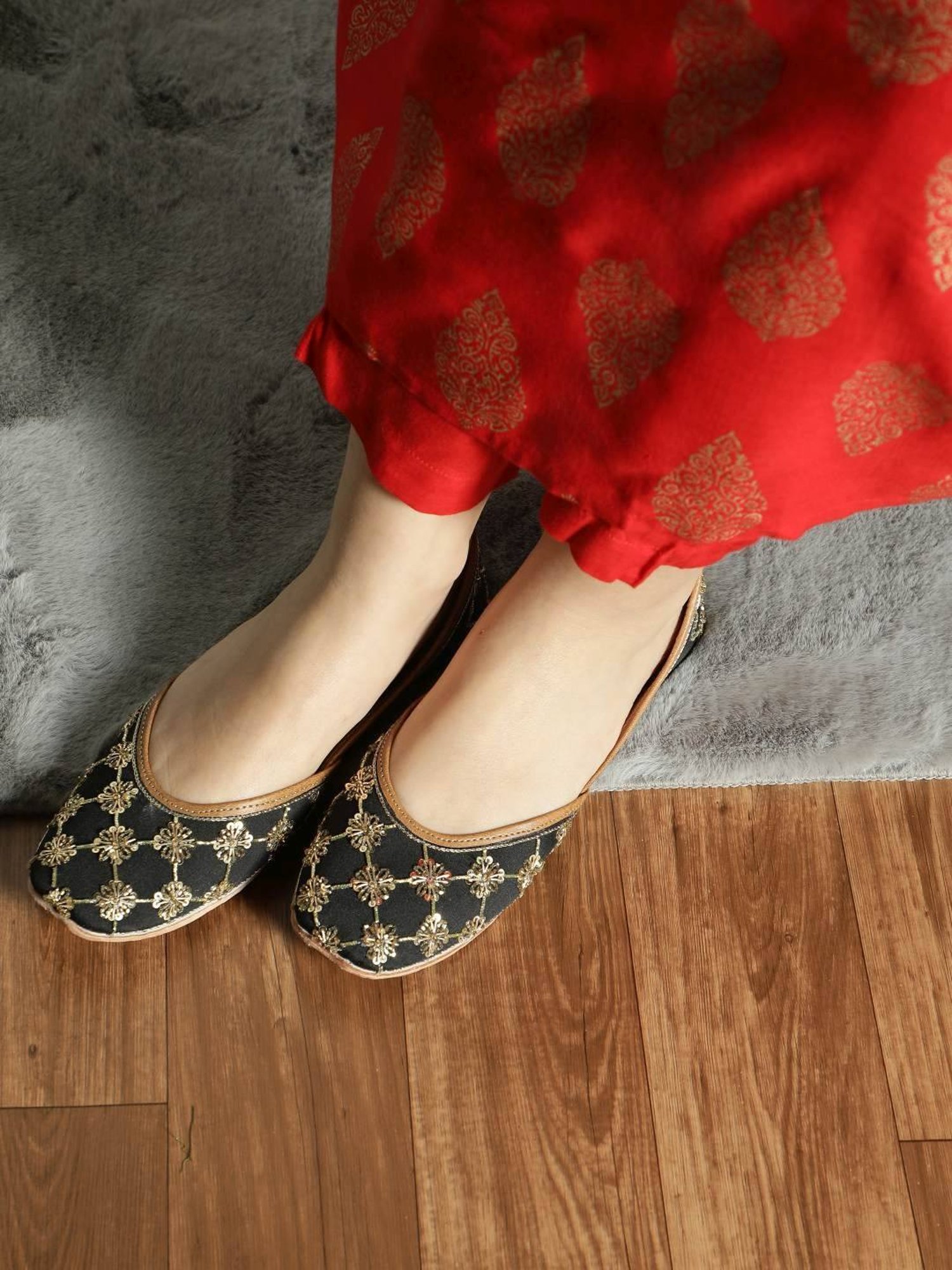 Glam Story Women's Black Ethnic Juttis