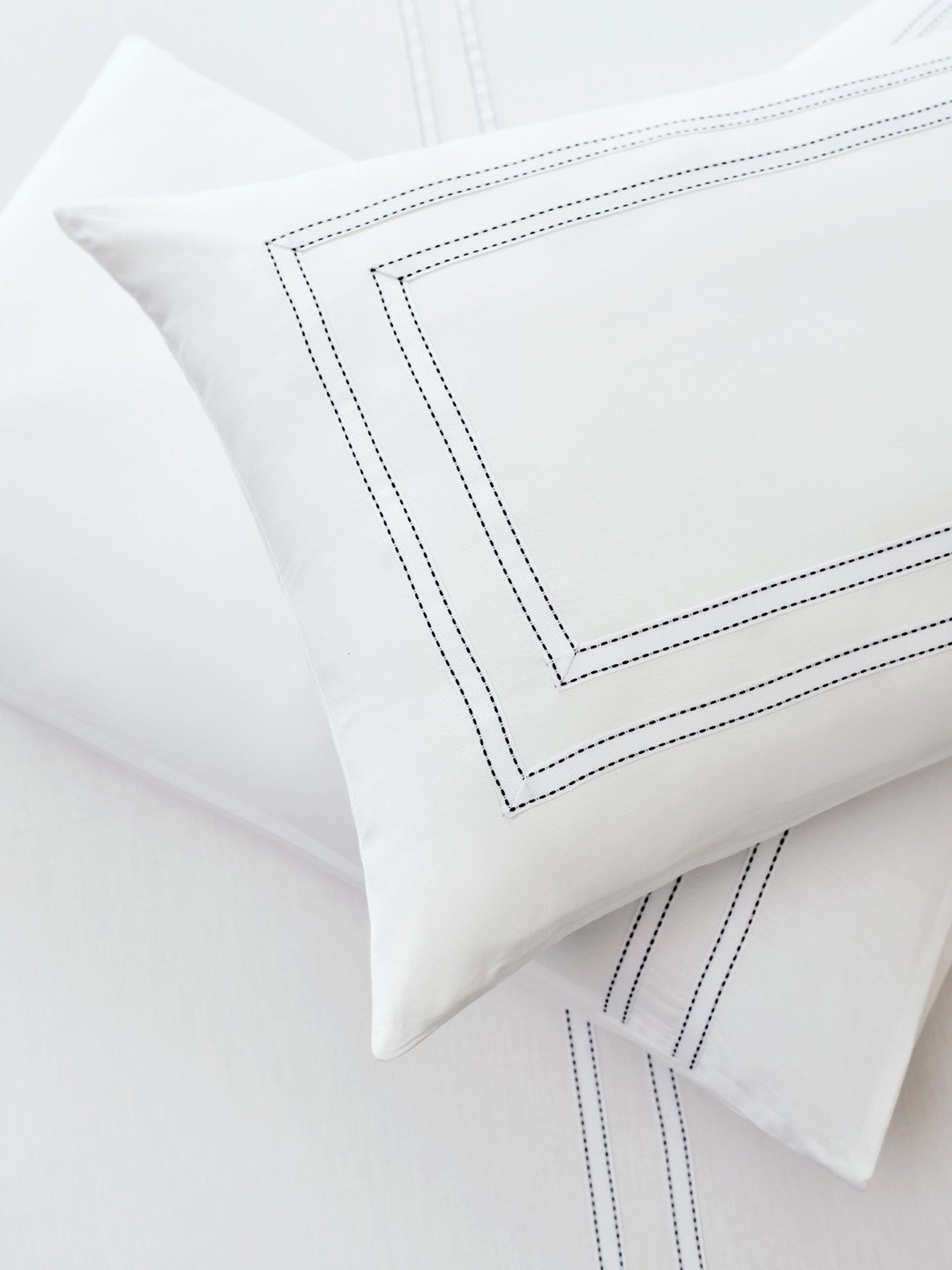 DDecor Contemporary White 180 TC Cotton King Bedsheet with 2 Pillow Covers