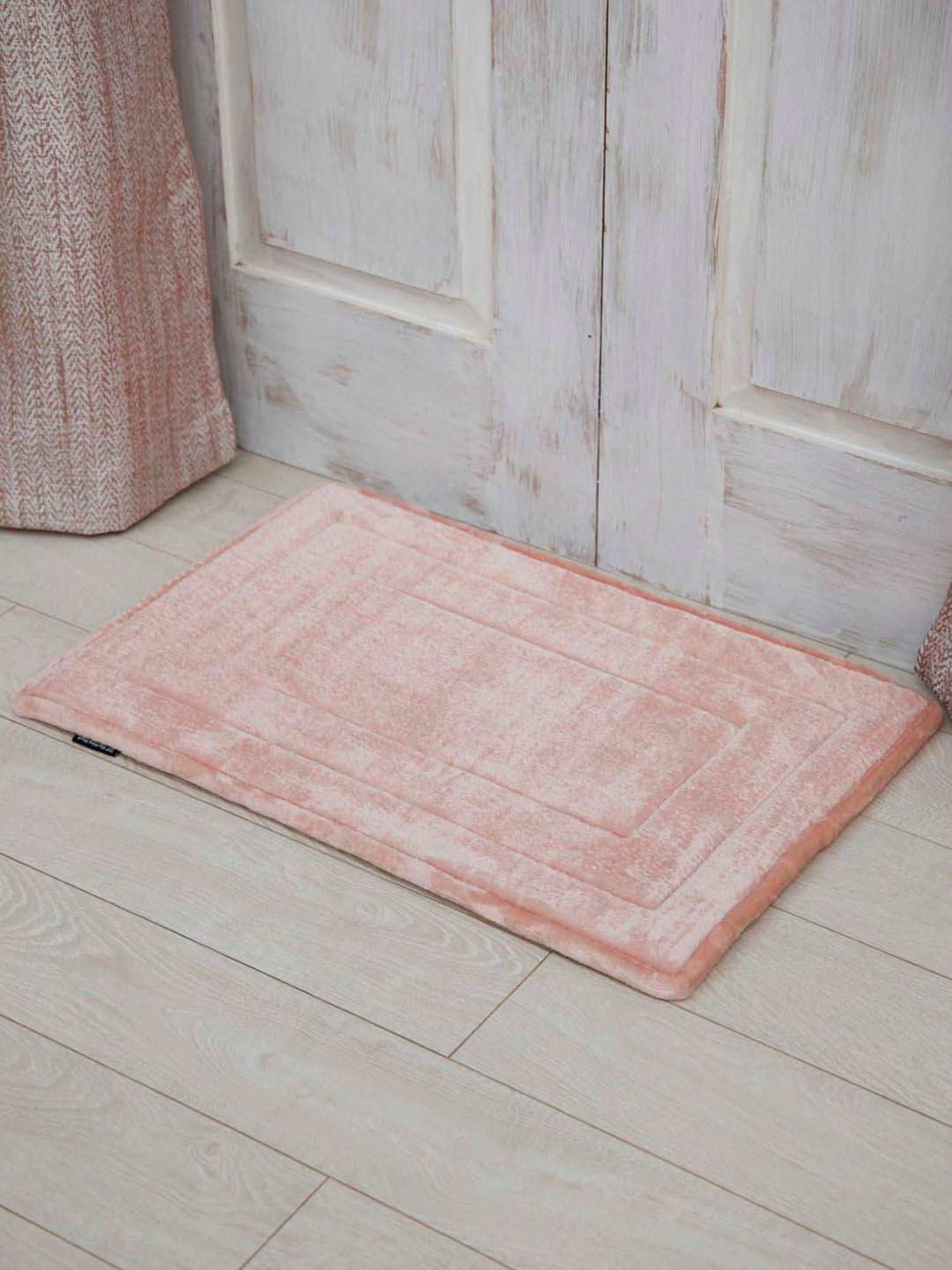 Ariana Pink Soft Tufted Memory Foam 2000 GSM Anti-Skid Bathmat