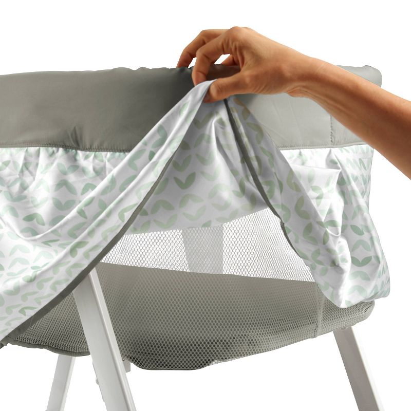 Simmons Kids' Silent Auto Gliding Deluxe Bassinet - Embossed Paisley